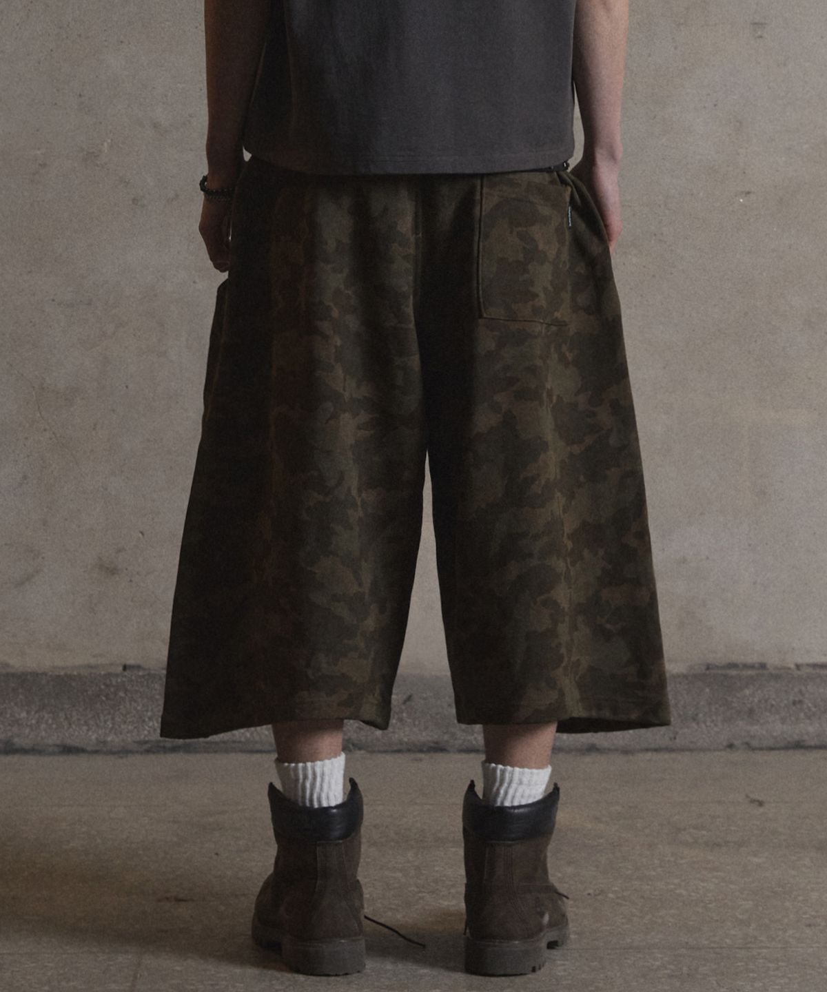 가터갤러리(GOTTER GALLERY) WIDE CURVED BERMUDA SWEAT SHORTS_CAMO