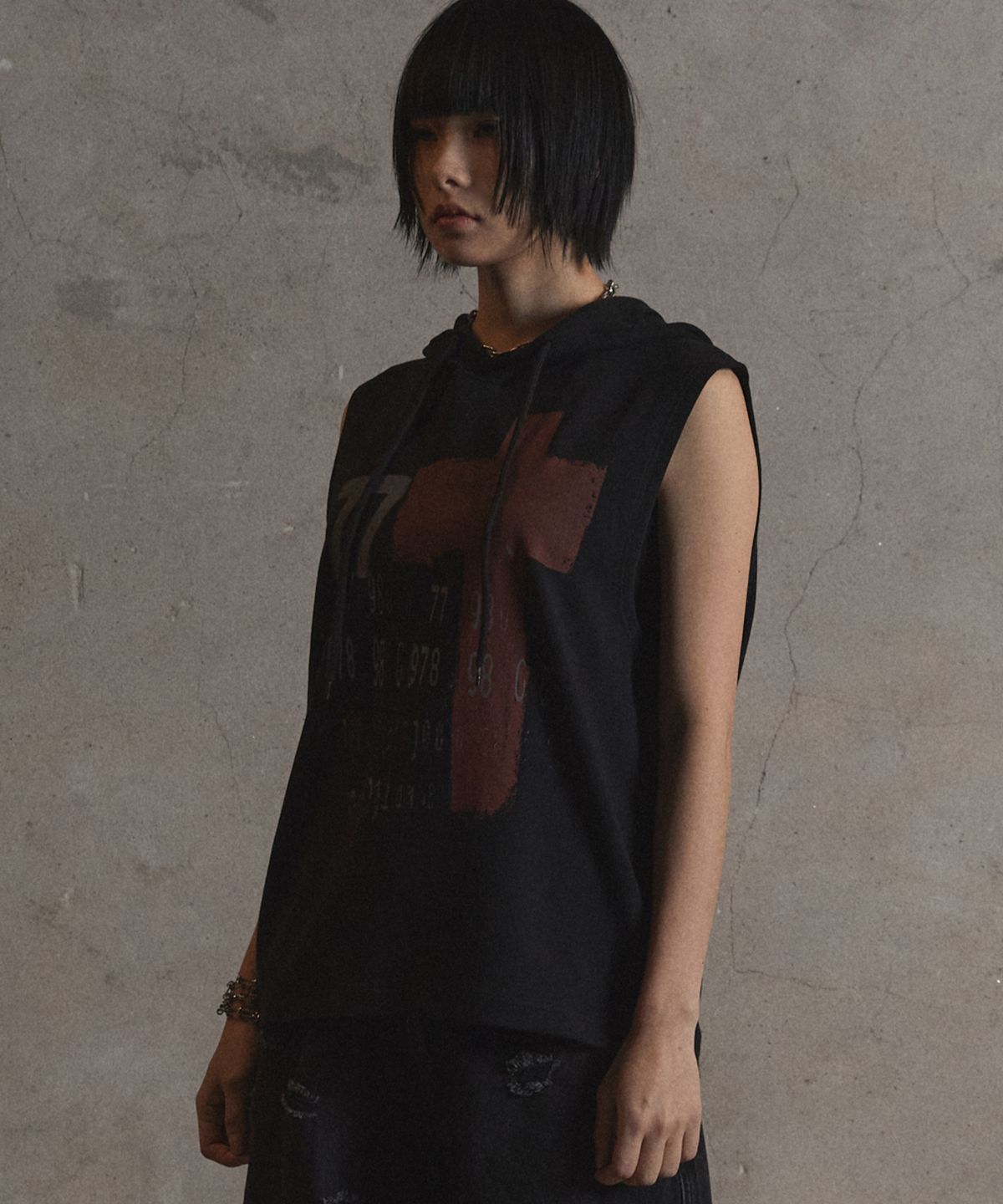 가터갤러리(GOTTER GALLERY) RED CROSS HOOD SLEEVELESS_BLACK