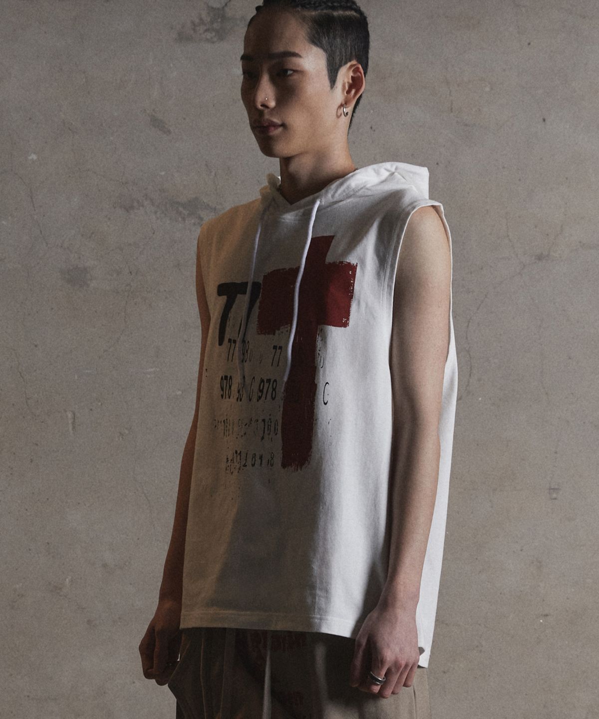 가터갤러리(GOTTER GALLERY) RED CROSS HOOD SLEEVELESS_WHITE