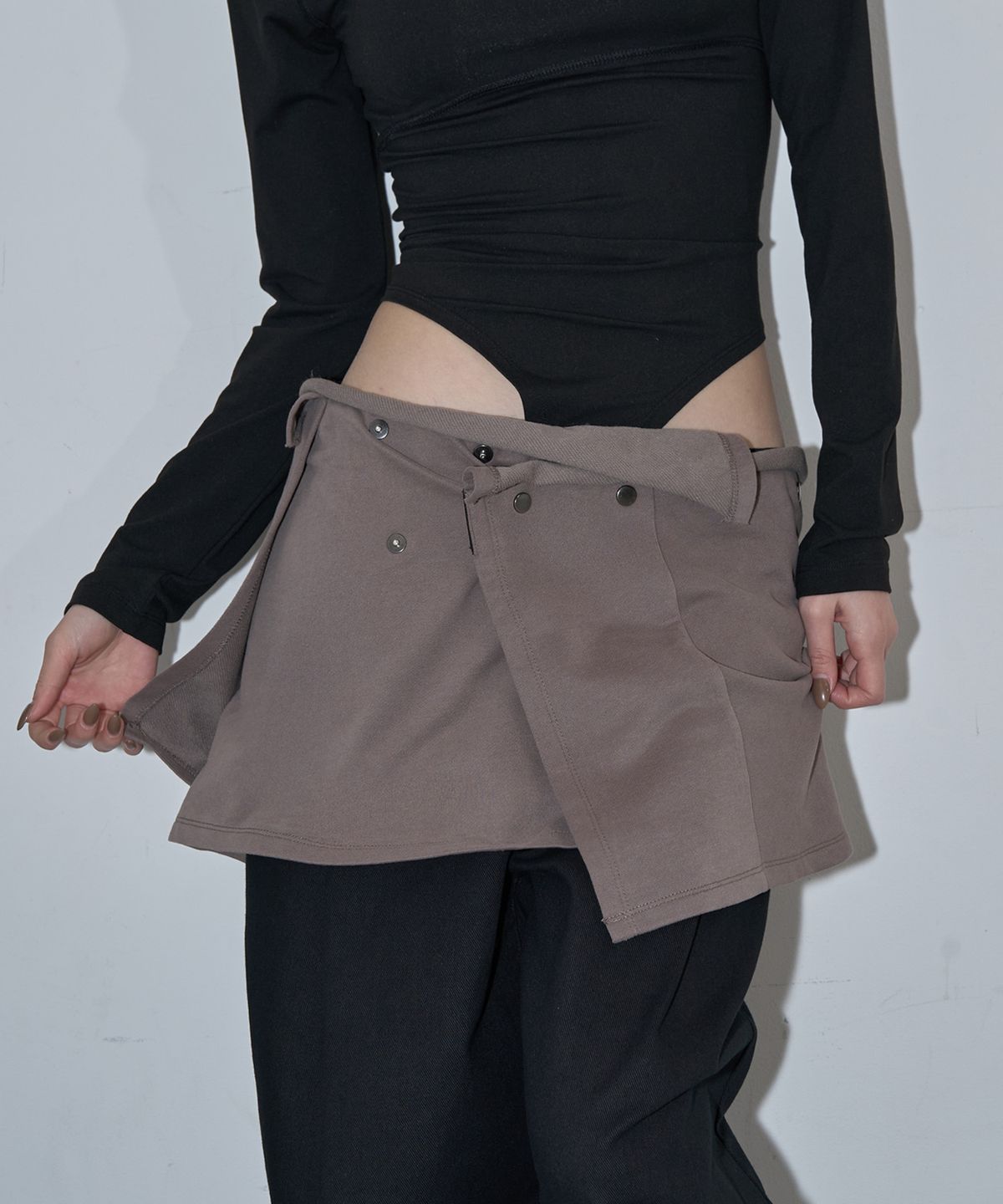 지제뮤지엄(ZIZEMUSEUM) LAYERED SNAP WRAP SKIRT (TAUPE GRAY)