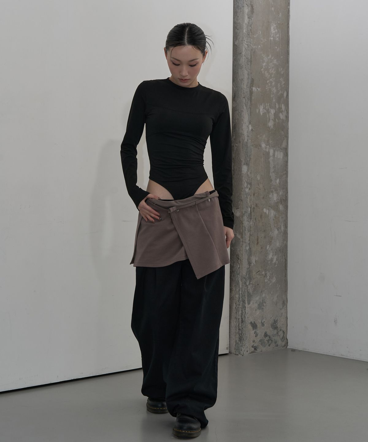 지제뮤지엄(ZIZEMUSEUM) LAYERED SNAP WRAP SKIRT (TAUPE GRAY)