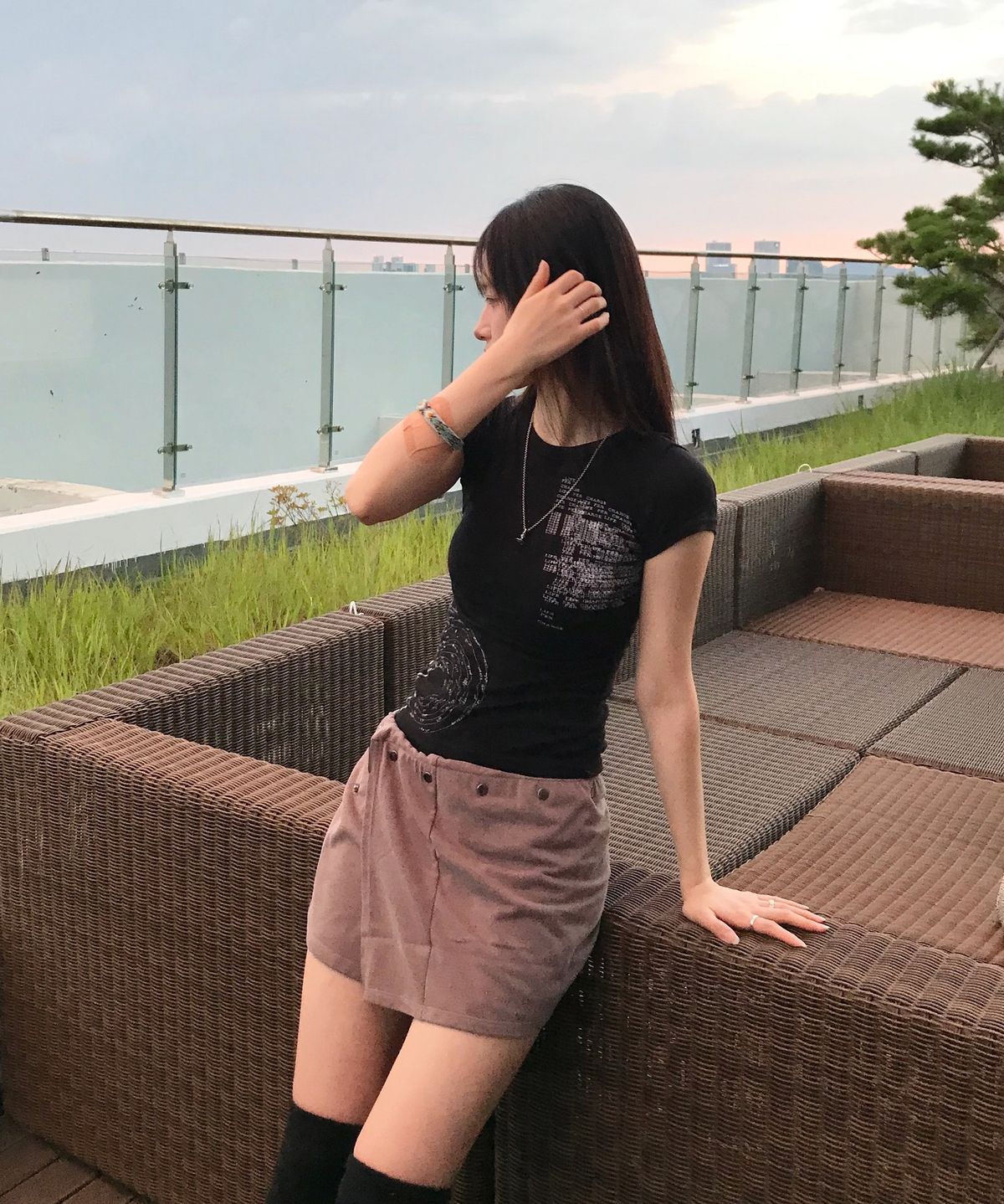 지제뮤지엄(ZIZEMUSEUM) LAYERED SNAP WRAP SKIRT (TAUPE GRAY)