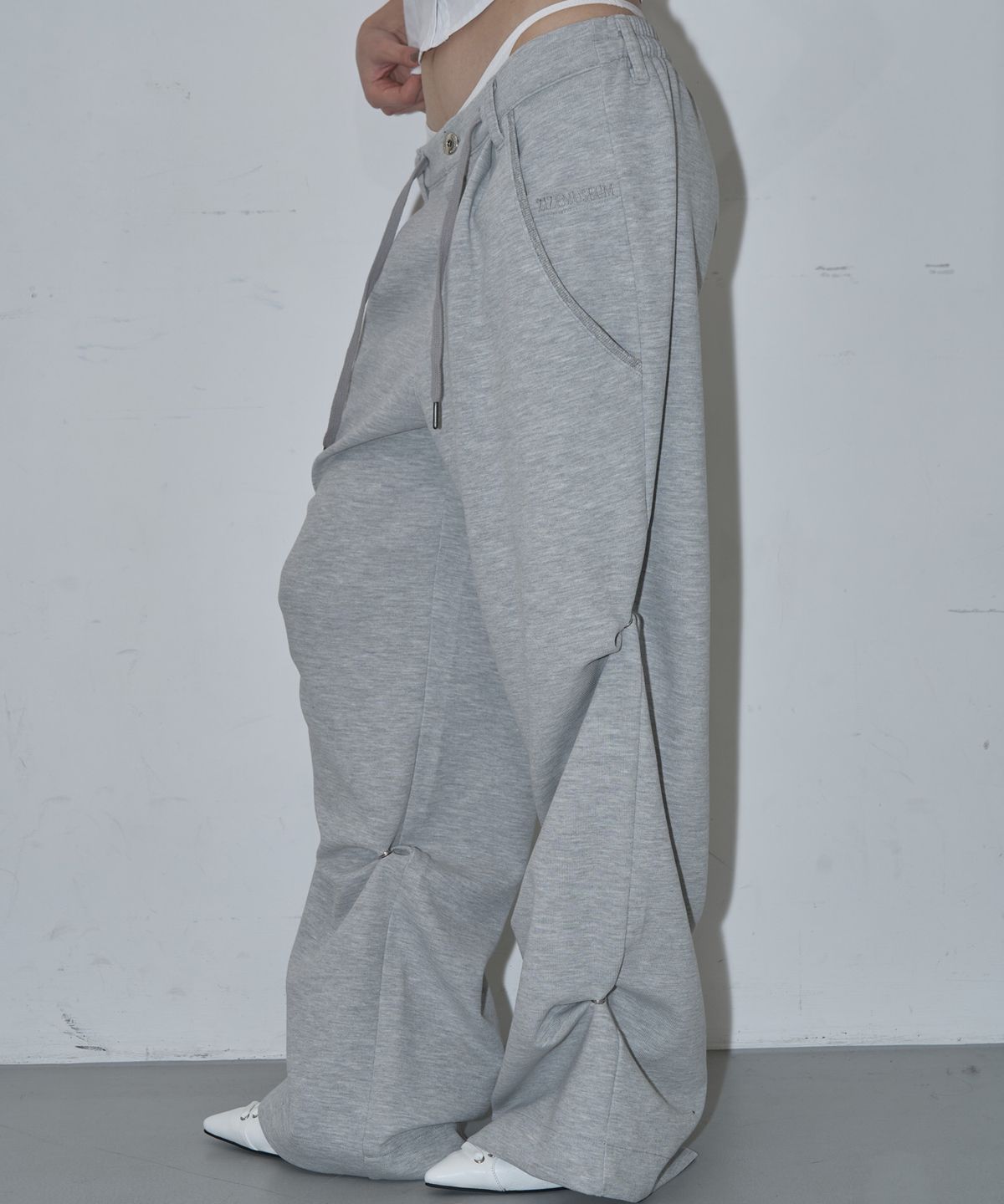 지제뮤지엄(ZIZEMUSEUM) UTILITY POCKET WIDE SWEAT PANTS (MELANGE GRAY)