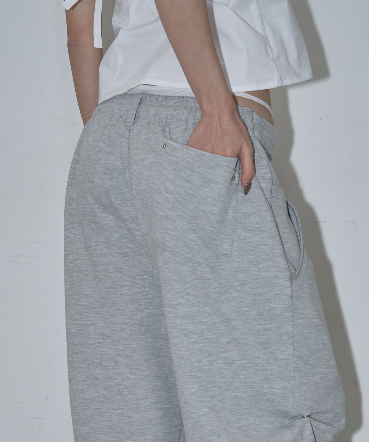 지제뮤지엄(ZIZEMUSEUM) UTILITY POCKET WIDE SWEAT PANTS (MELANGE GRAY)