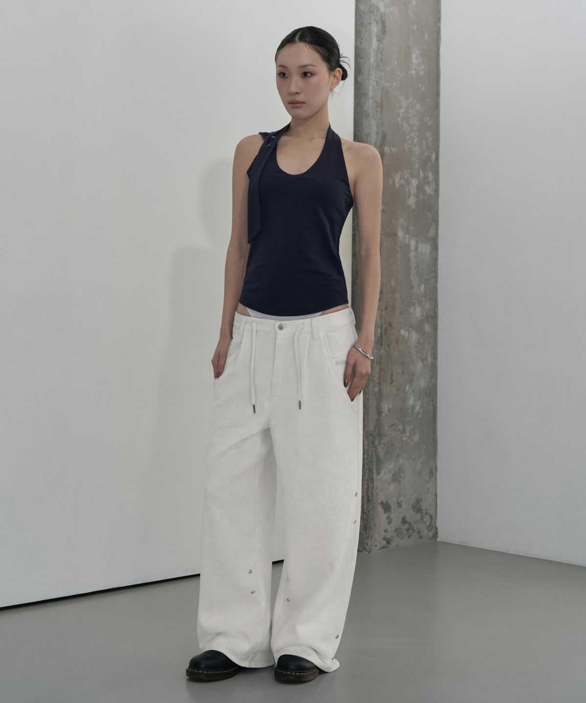 지제뮤지엄(ZIZEMUSEUM) UTILITY POCKET WIDE SWEAT PANTS (WHITE)