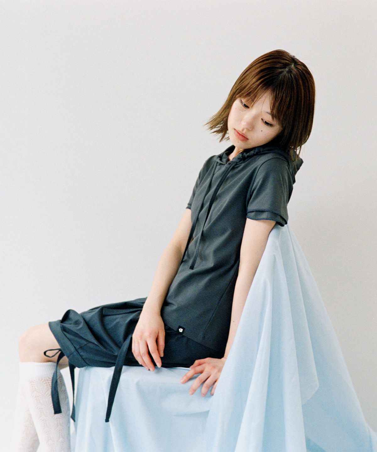 오헤시오(OHESHIO) TWO-WAY SHIRRING SLEEVELESS, CHARCOAL