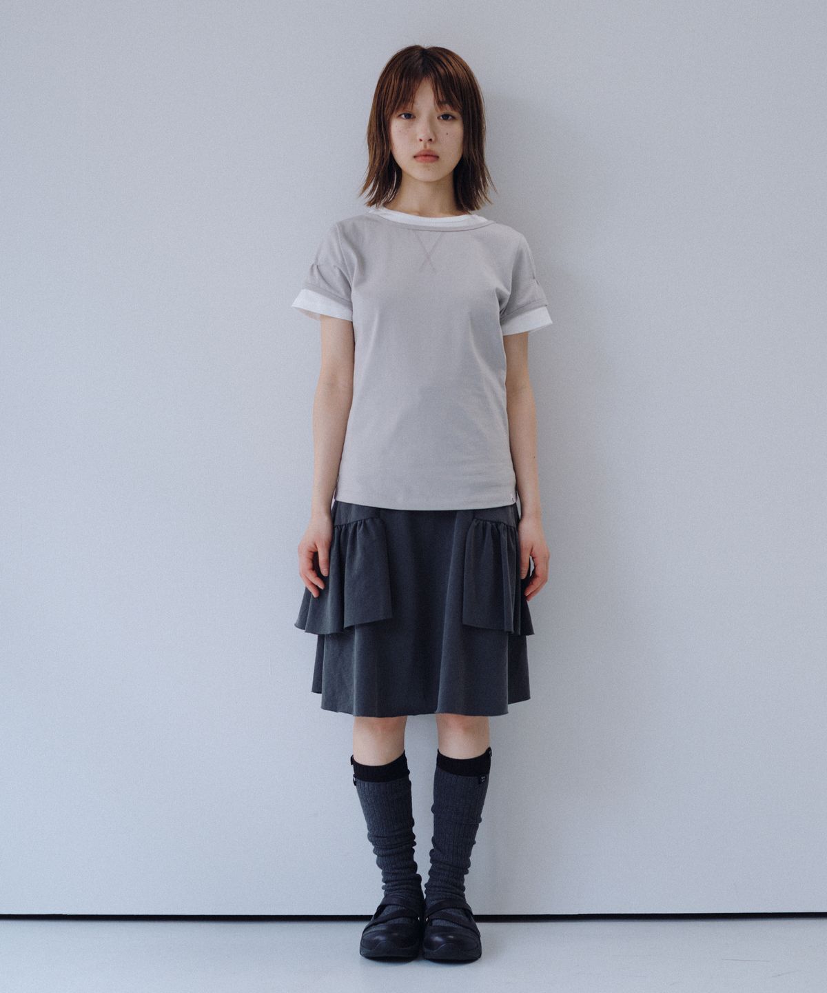 오헤시오(OHESHIO) BACK BUTTON SHIRRING T-SHIRT, KHAKI GRAY