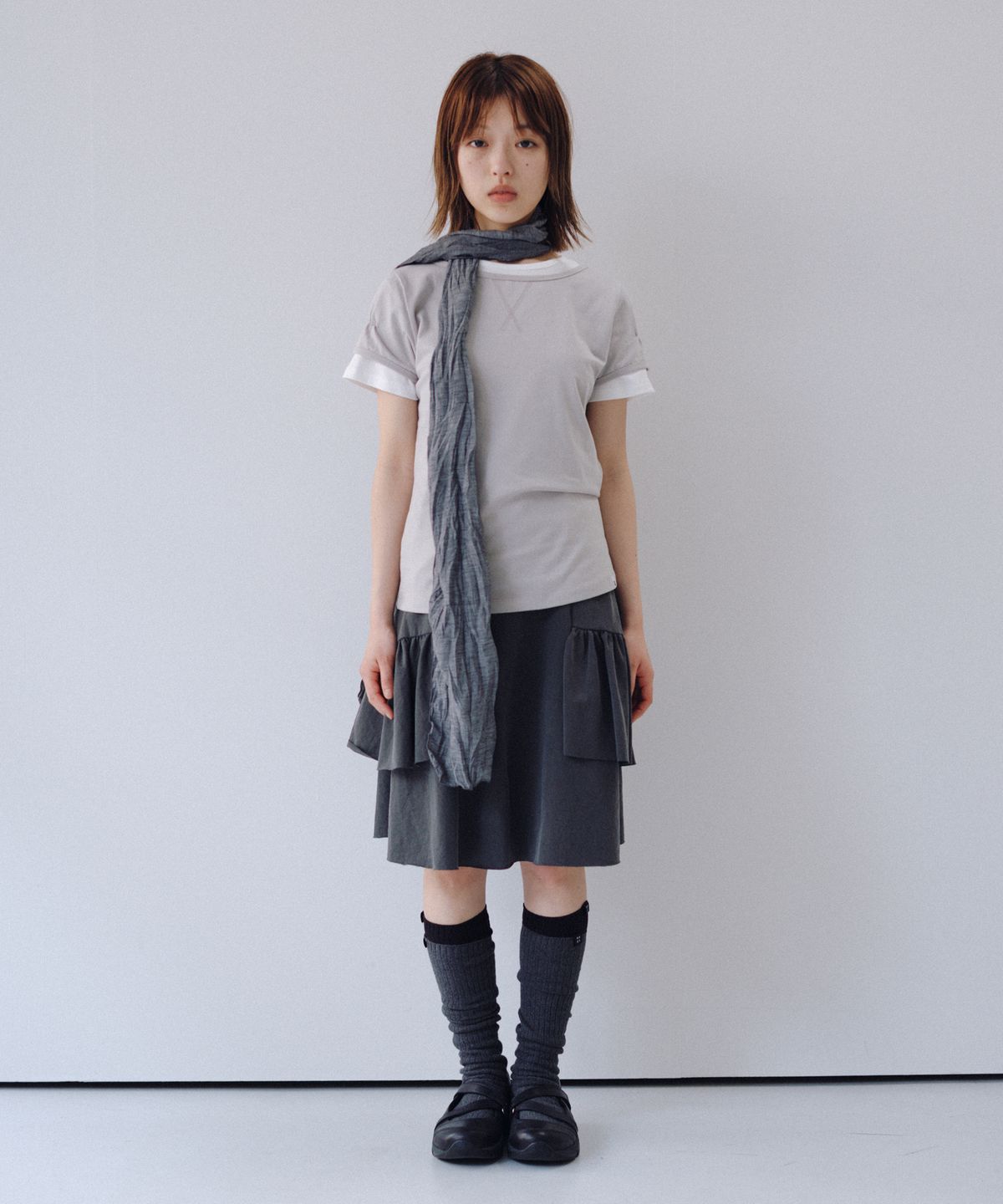 오헤시오(OHESHIO) BACK BUTTON SHIRRING T-SHIRT, KHAKI GRAY