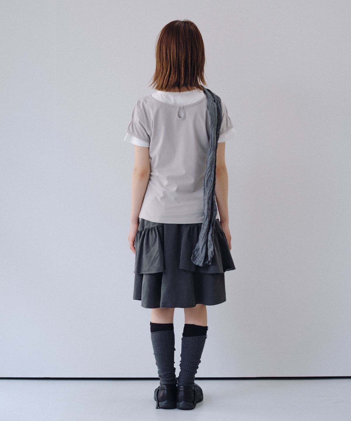 오헤시오(OHESHIO) BACK BUTTON SHIRRING T-SHIRT, KHAKI GRAY