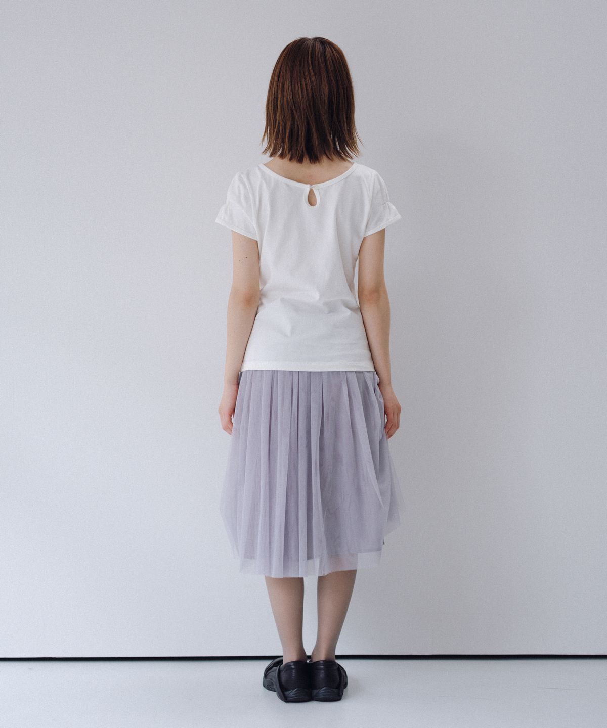 오헤시오(OHESHIO) BACK BUTTON SHIRRING T-SHIRT, IVORY
