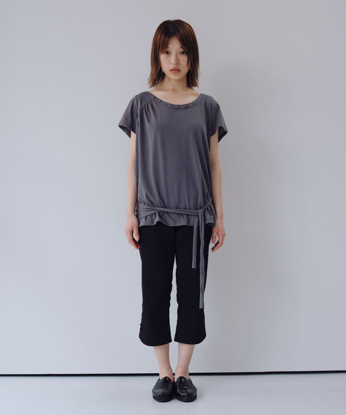 오헤시오(OHESHIO) ONE-SHOULDER WRAP T-SHIRT, CHARCOAL