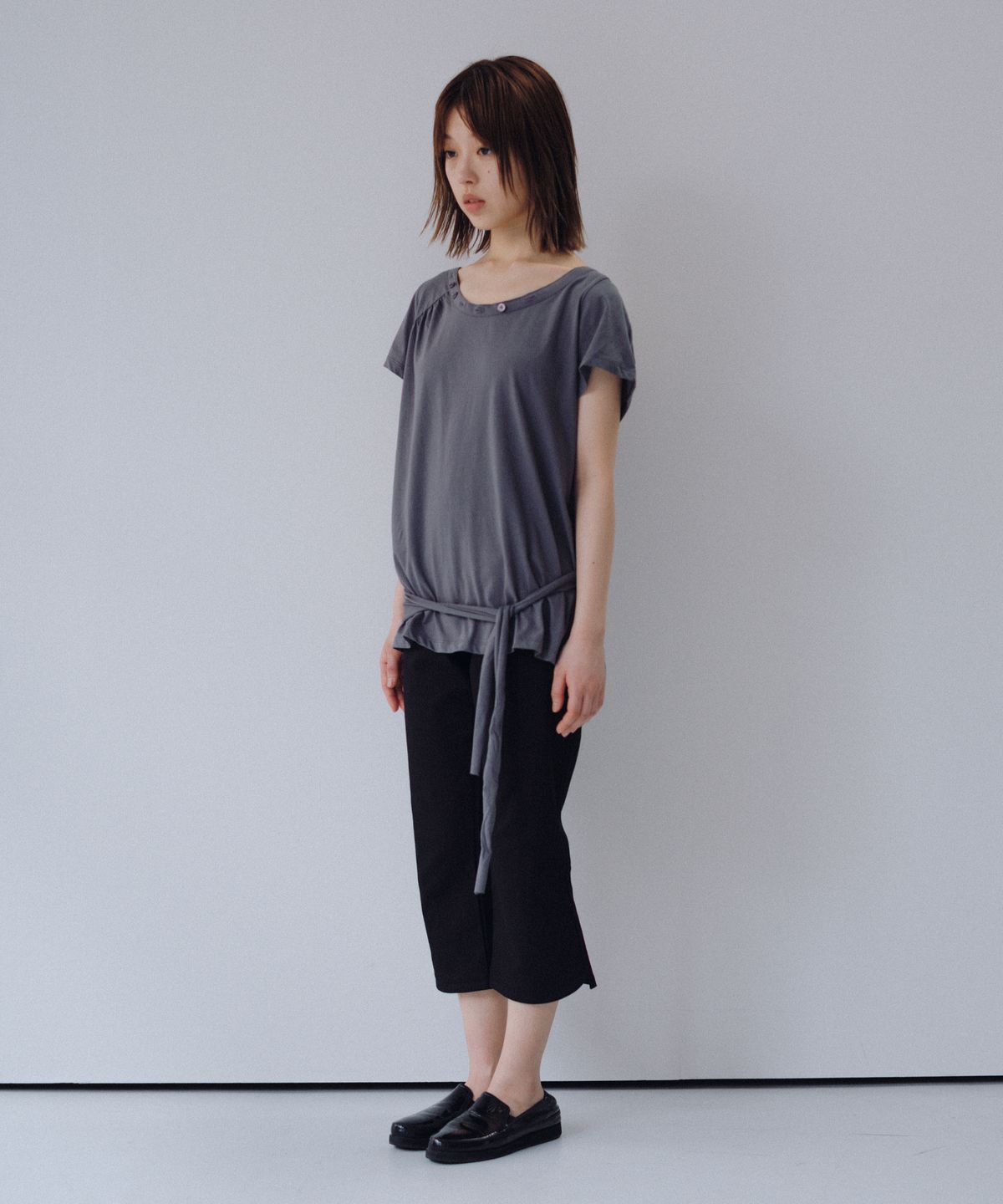오헤시오(OHESHIO) ONE-SHOULDER WRAP T-SHIRT, CHARCOAL