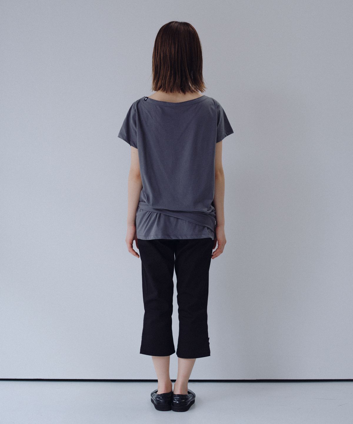 오헤시오(OHESHIO) ONE-SHOULDER WRAP T-SHIRT, CHARCOAL