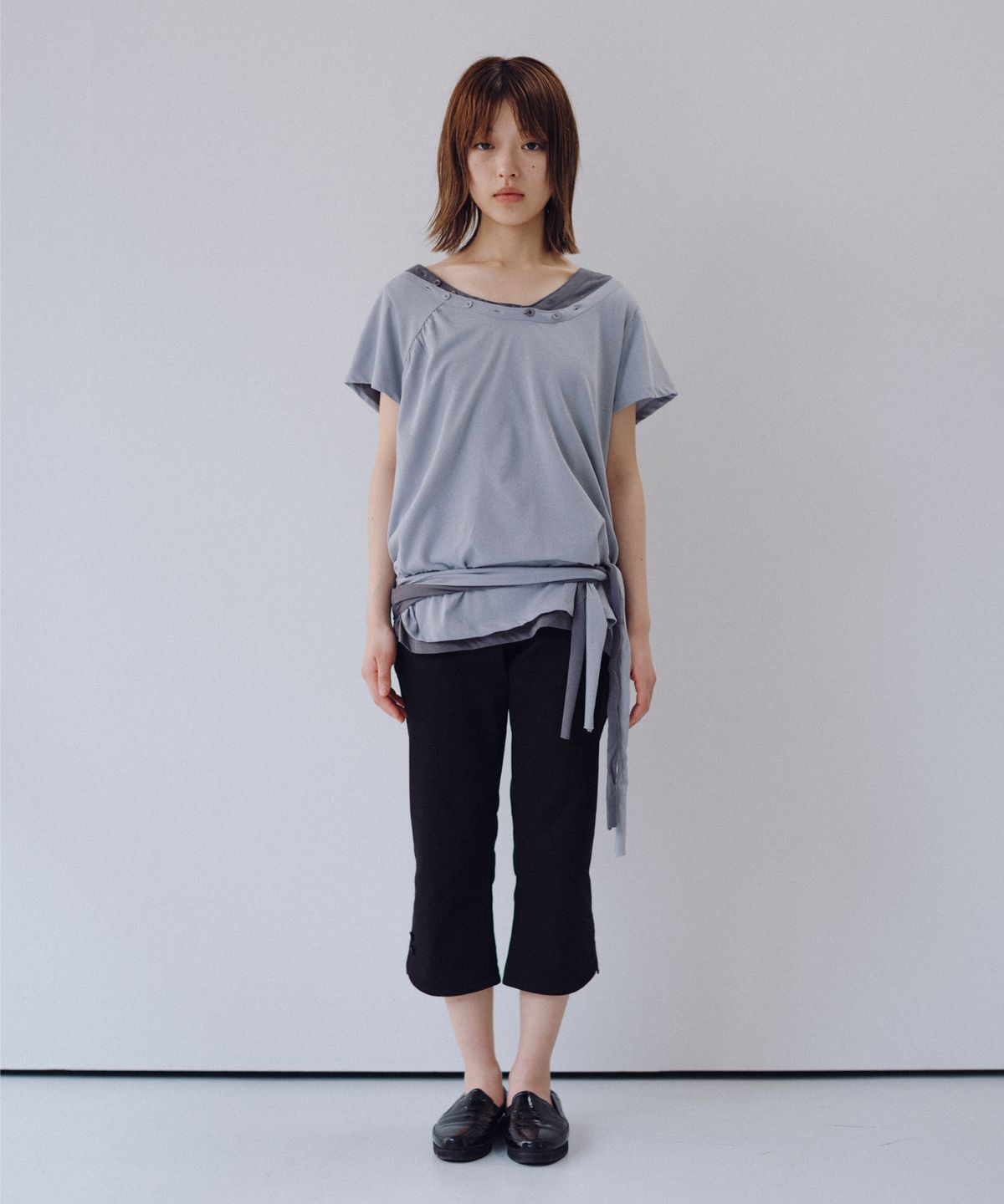 오헤시오(OHESHIO) ONE-SHOULDER WRAP T-SHIRT, CHARCOAL
