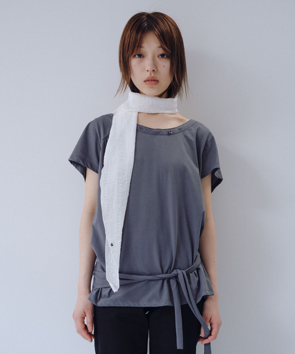 오헤시오(OHESHIO) ONE-SHOULDER WRAP T-SHIRT, CHARCOAL