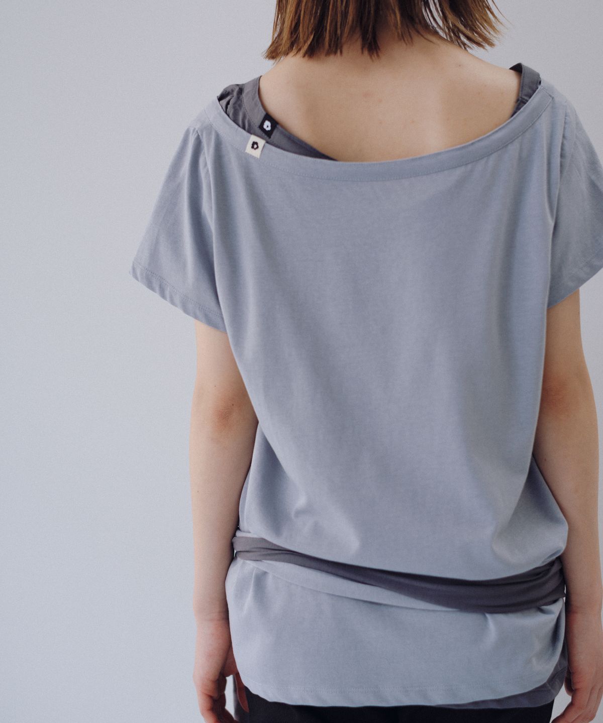오헤시오(OHESHIO) ONE-SHOULDER WRAP T-SHIRT, GRAY