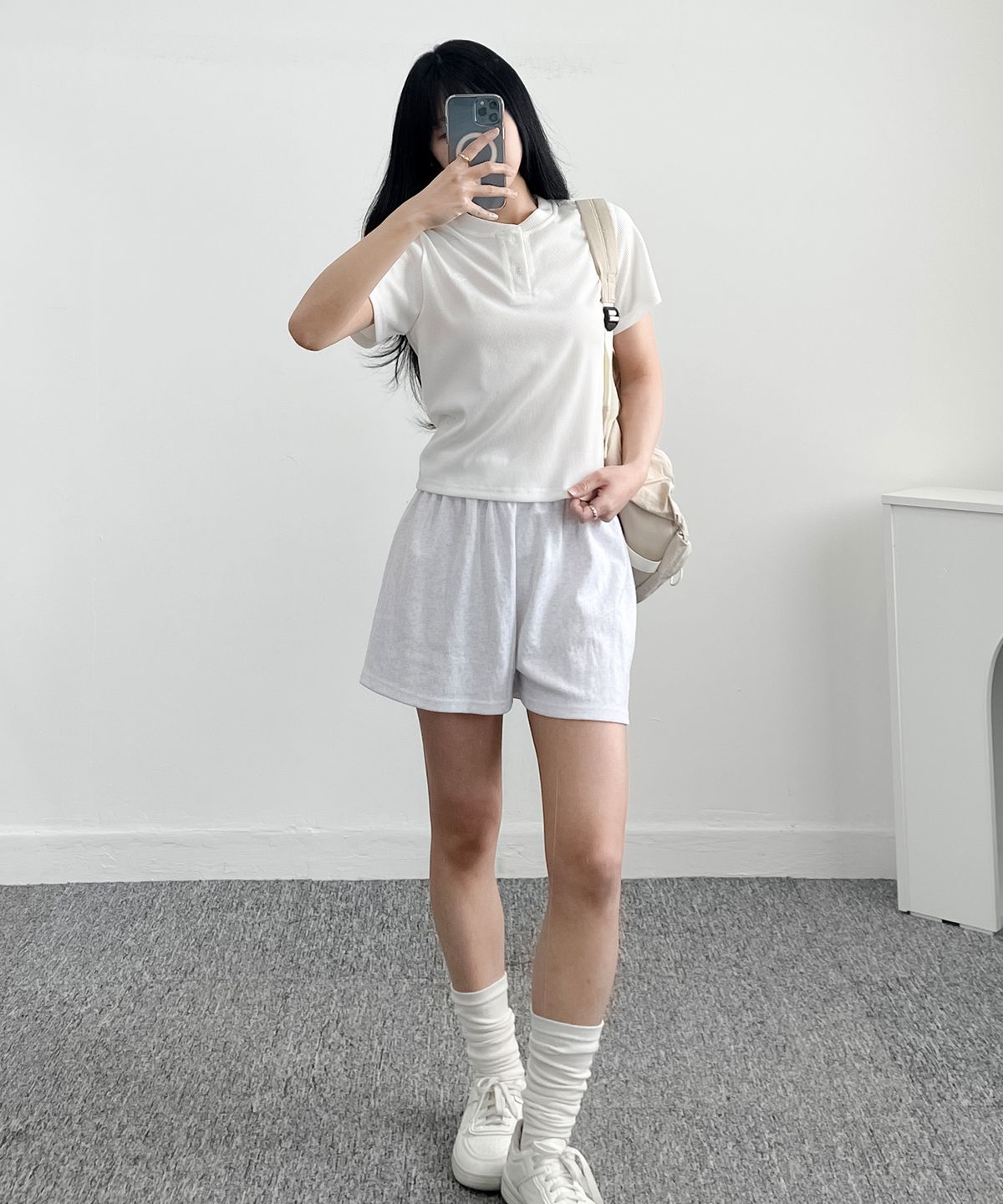 플루피 플루피(FLUFFYFLUFFY) 클로버 버튼 세미크롭 헨리넥 티셔츠_화이트