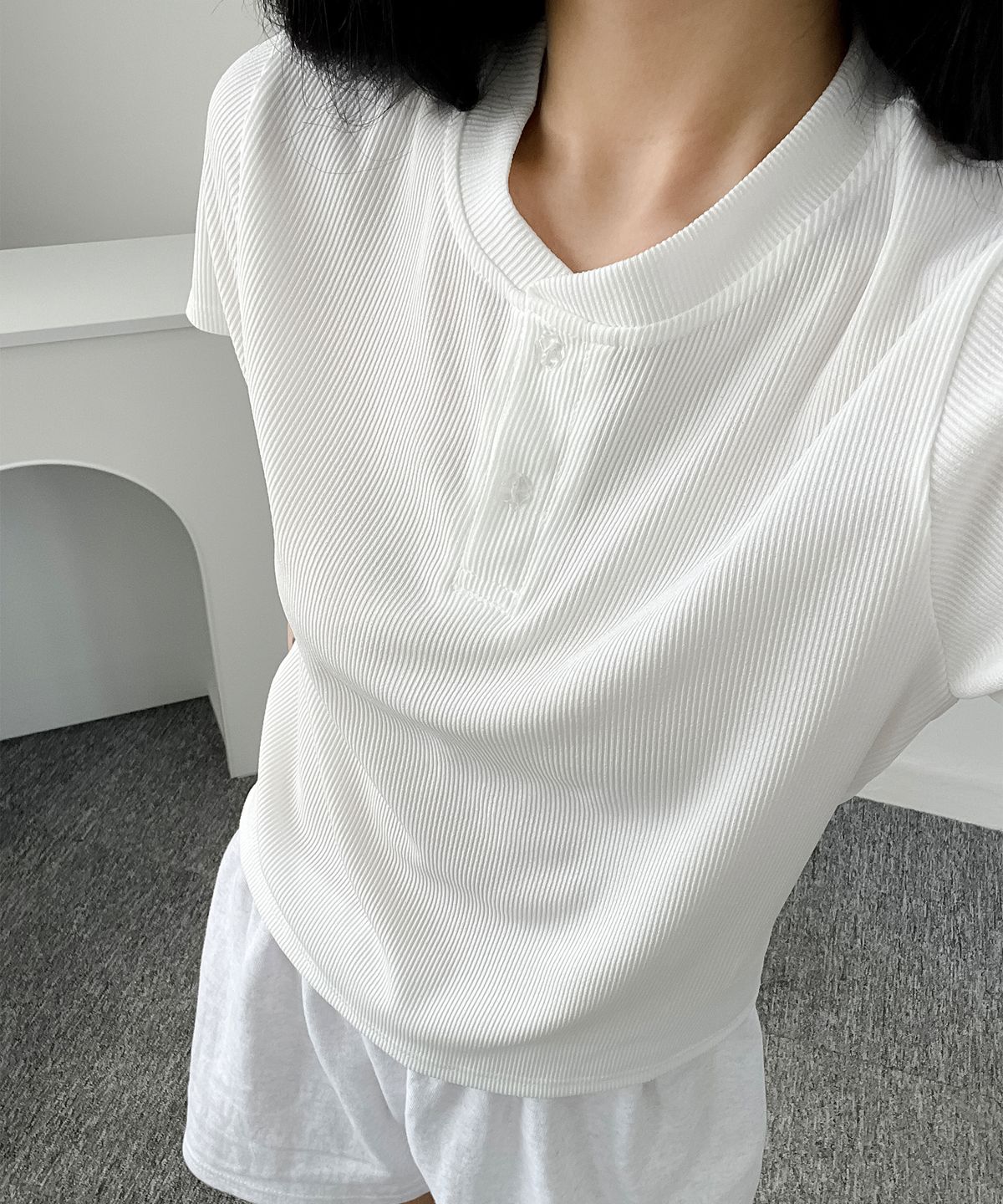 플루피 플루피(FLUFFYFLUFFY) 클로버 버튼 세미크롭 헨리넥 티셔츠_화이트