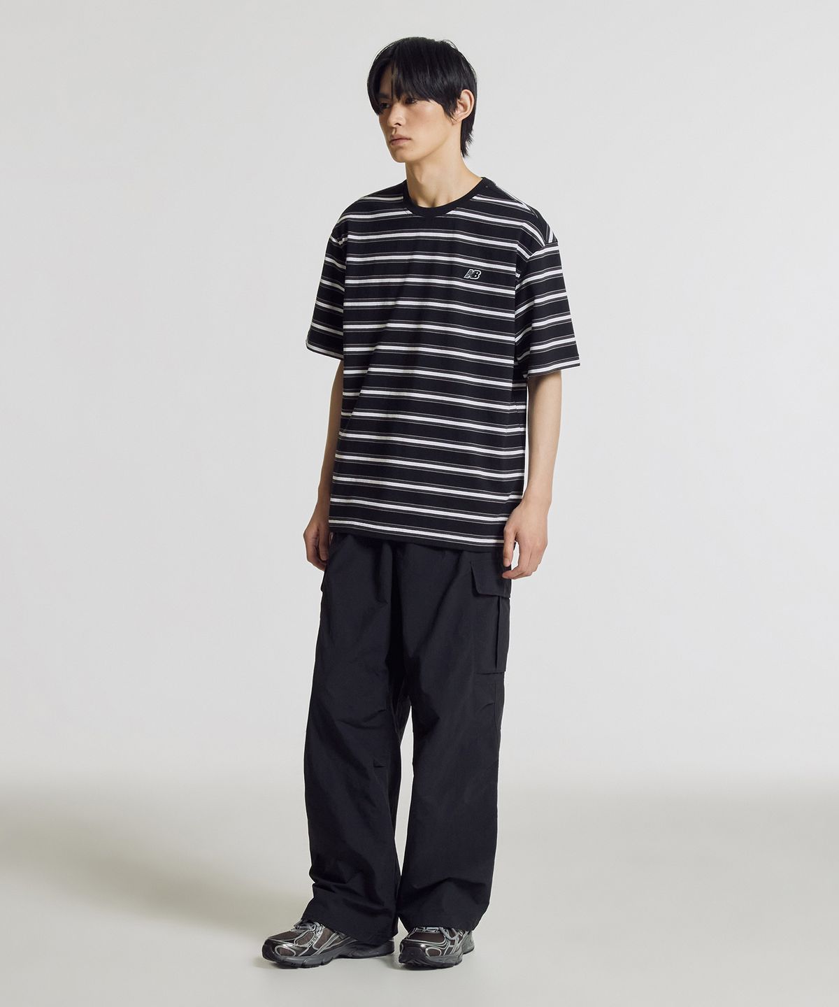 뉴발란스(NEW BALANCE) NBNEG21583 / UNI 트랙 클럽 스트라이프 반팔티 (BLACK)
