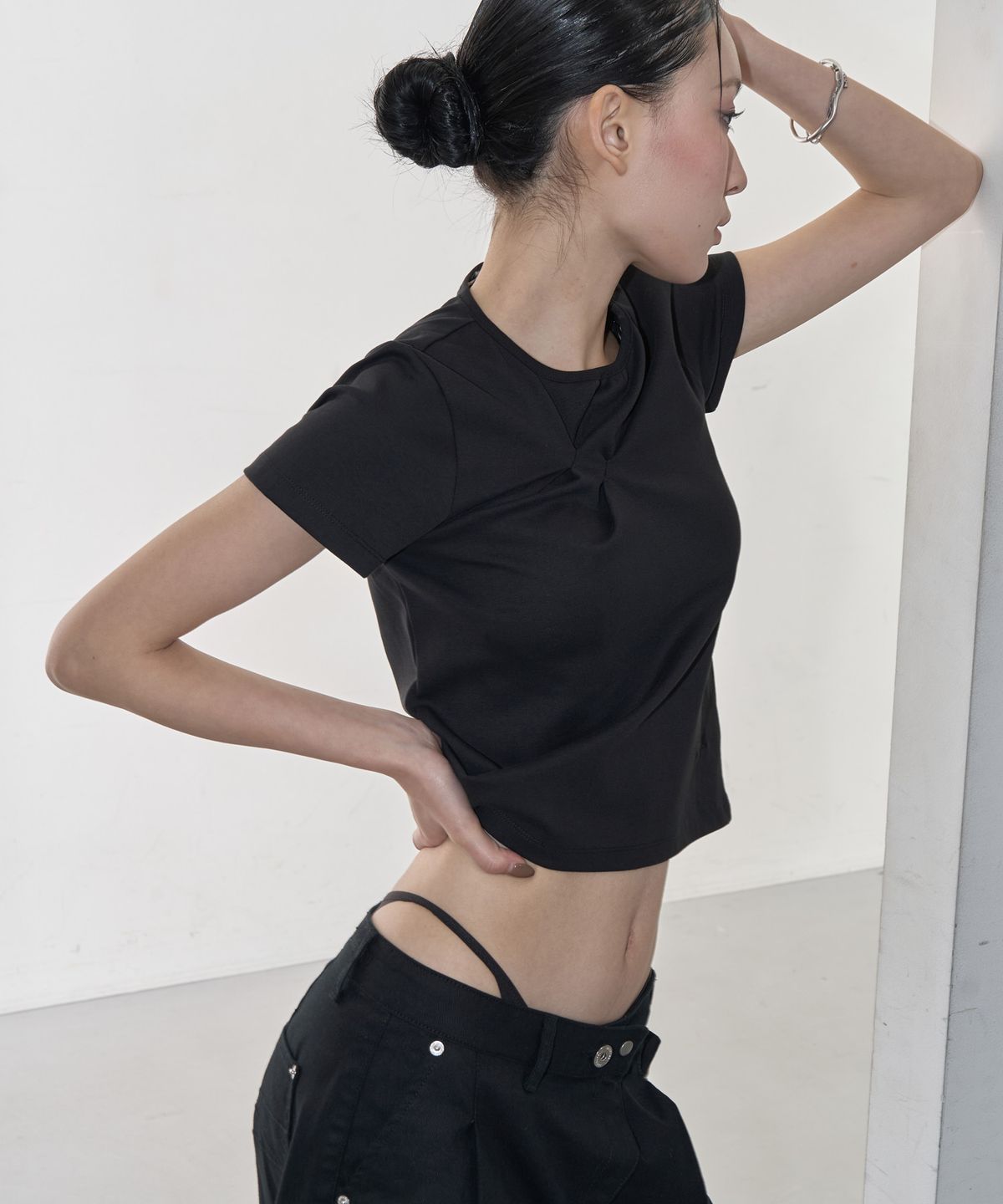 지제뮤지엄(ZIZEMUSEUM) SLASH PINTUCK T-SHIRT (BLACK)