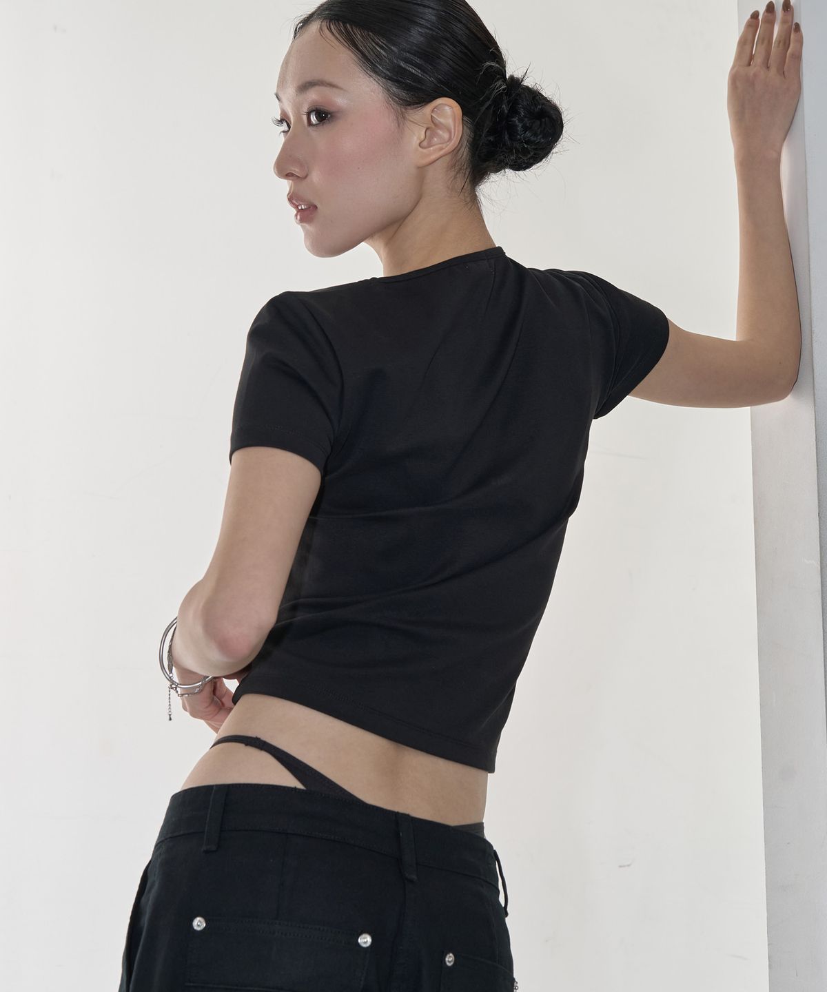 지제뮤지엄(ZIZEMUSEUM) SLASH PINTUCK T-SHIRT (BLACK)