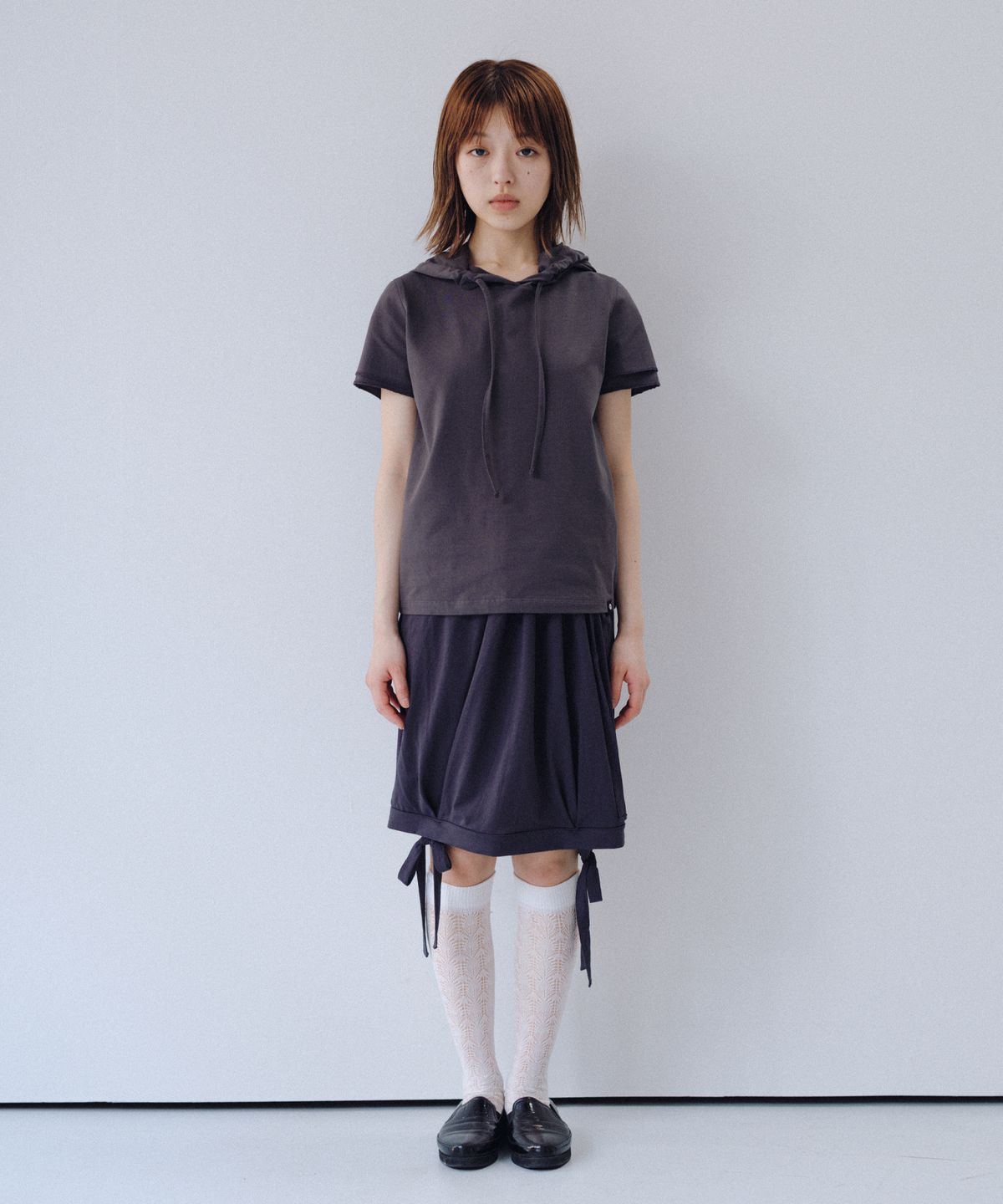 오헤시오(OHESHIO) HOODED LAYERED CAP SLEEVE T-SHIRT, CHARCOAL