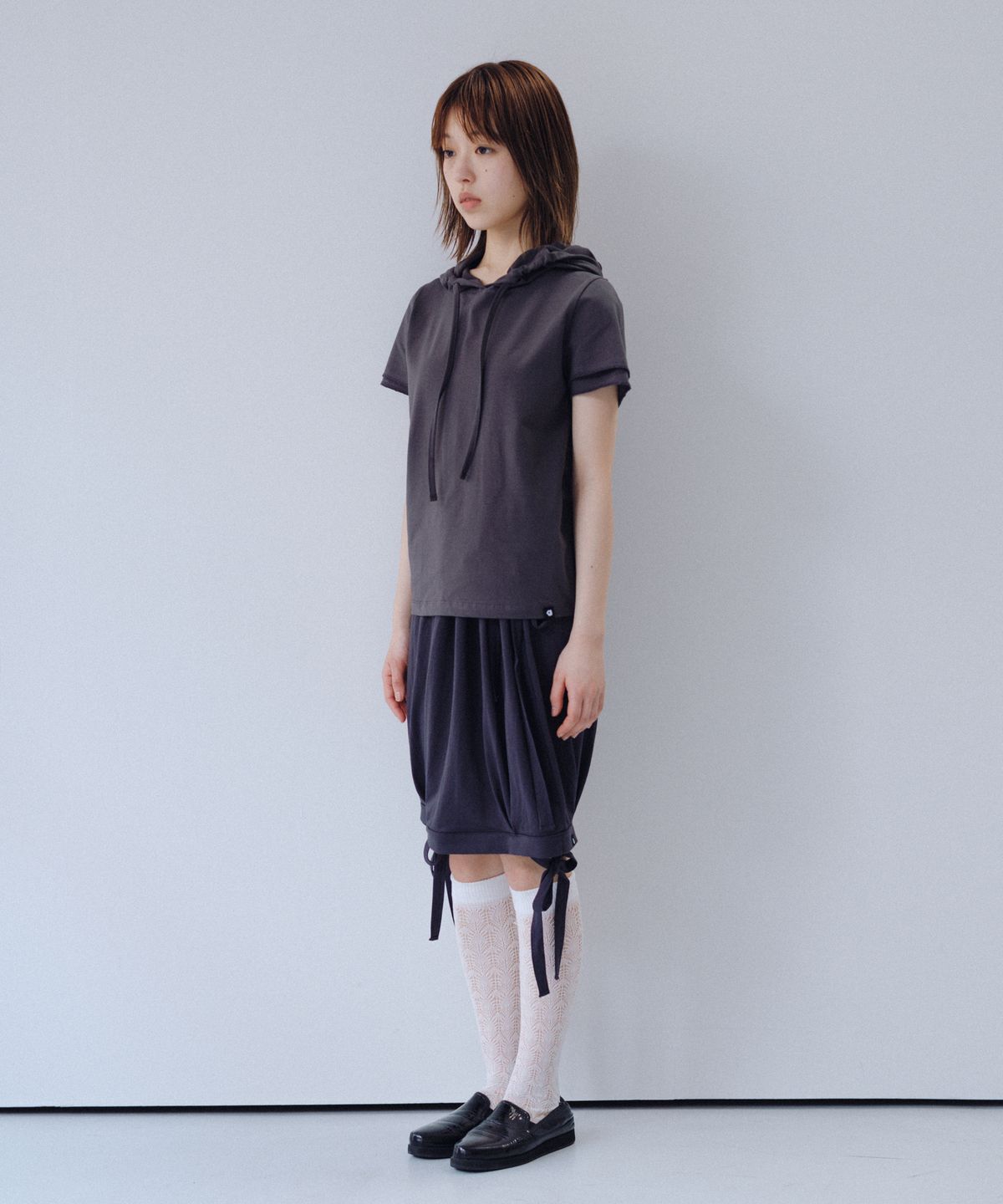 오헤시오(OHESHIO) HOODED LAYERED CAP SLEEVE T-SHIRT, CHARCOAL