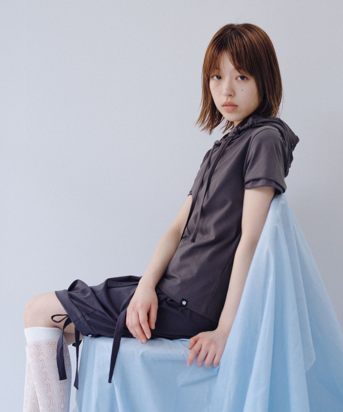 오헤시오(OHESHIO) HOODED LAYERED CAP SLEEVE T-SHIRT, CHARCOAL