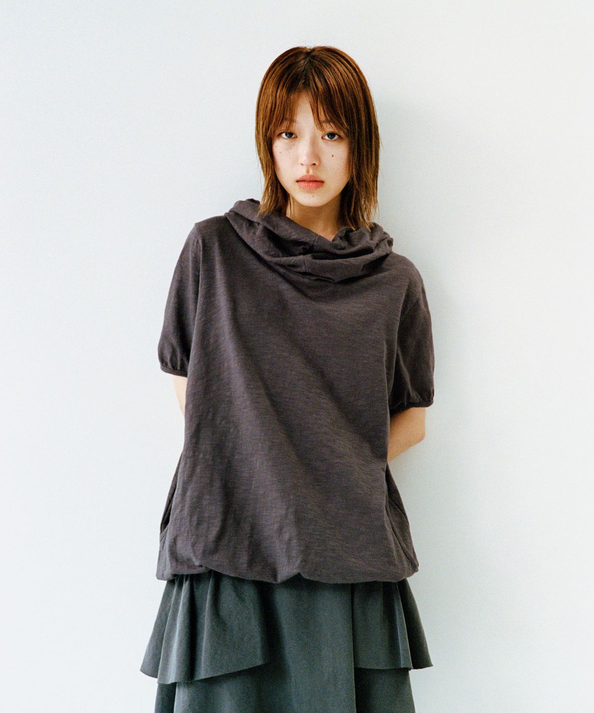 오헤시오(OHESHIO) COWL NECK HOODED TEE, CHARCOAL