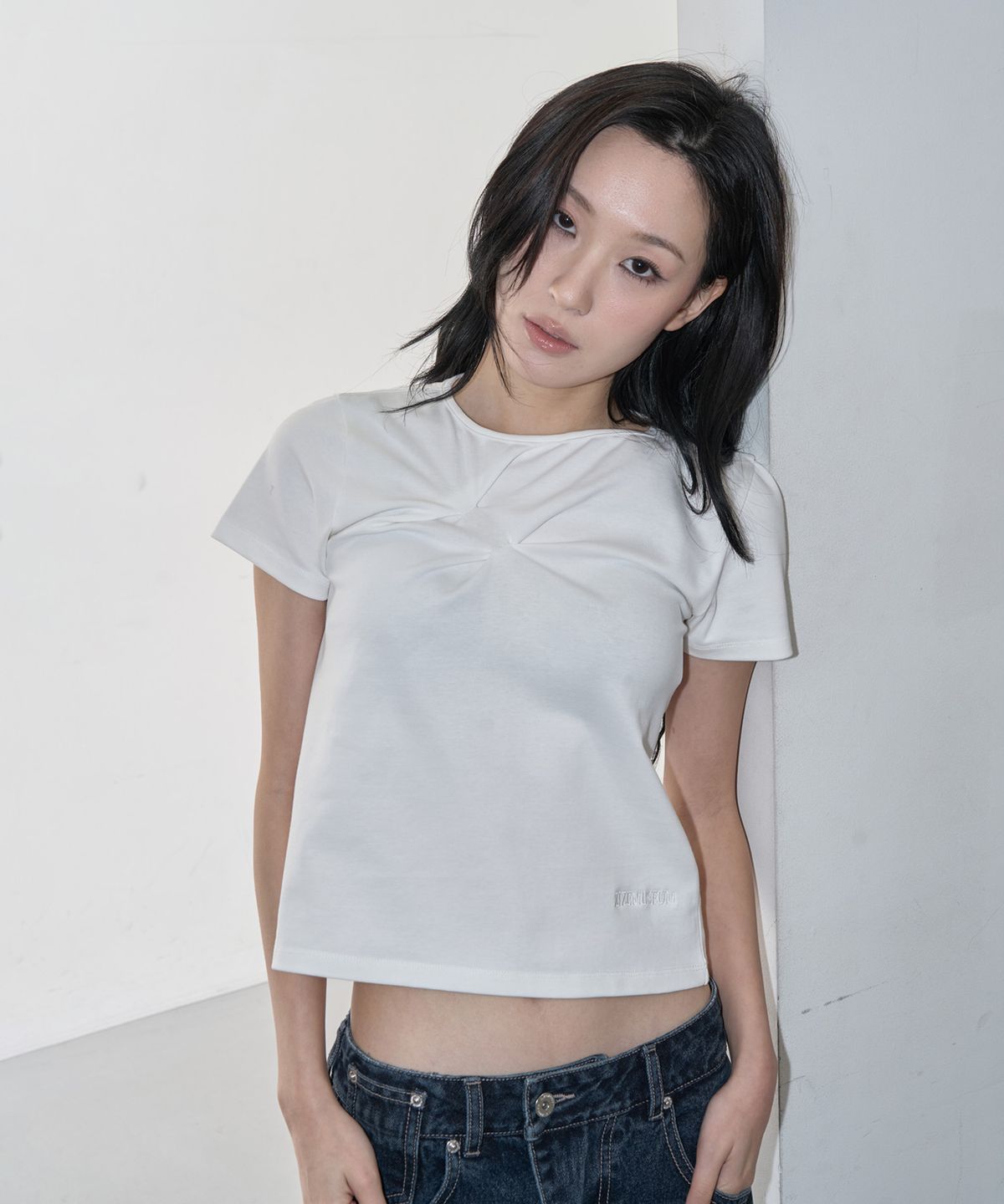 지제뮤지엄(ZIZEMUSEUM) SLASH PINTUCK T-SHIRT (WHITE)