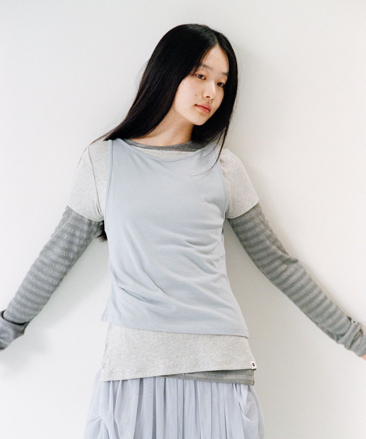 오헤시오(OHESHIO) STRIPE PLEATED LONG SLEEVE, CHARCOAL
