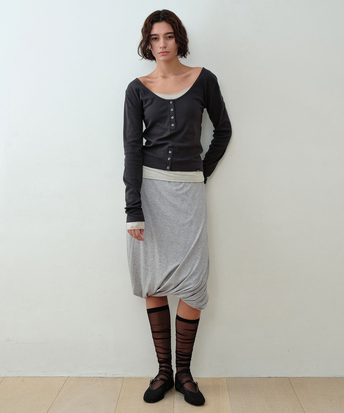 시메트릭 퍼센트(SYMMETRICPERCENT) Button Henley Neck Top / Charcoal