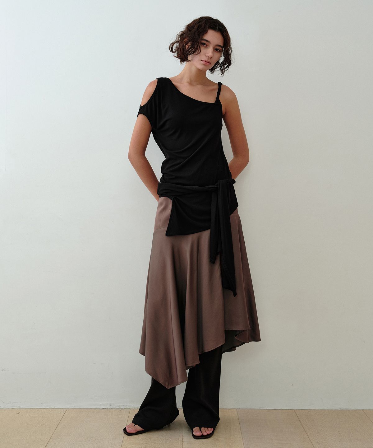 시메트릭 퍼센트(SYMMETRICPERCENT) Unbalanced Twist Top / Black