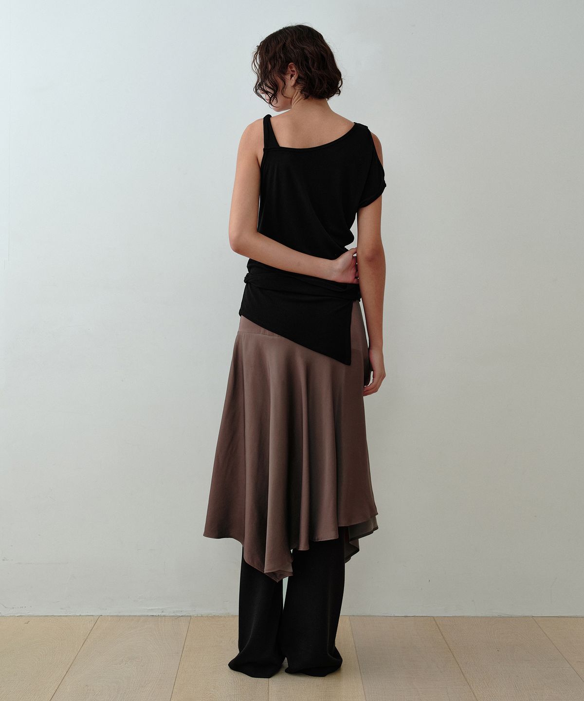 시메트릭 퍼센트(SYMMETRICPERCENT) Unbalanced Twist Top / Black