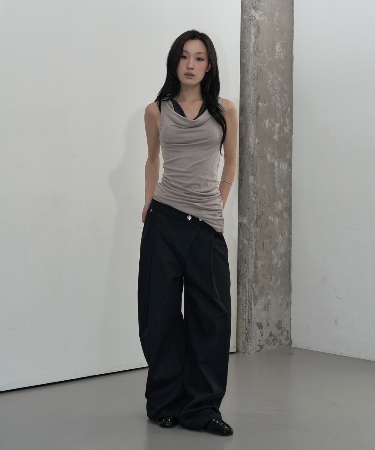 지제뮤지엄(ZIZEMUSEUM) COWL DRAPE TWO-WAY TOP (WARM GRAY)
