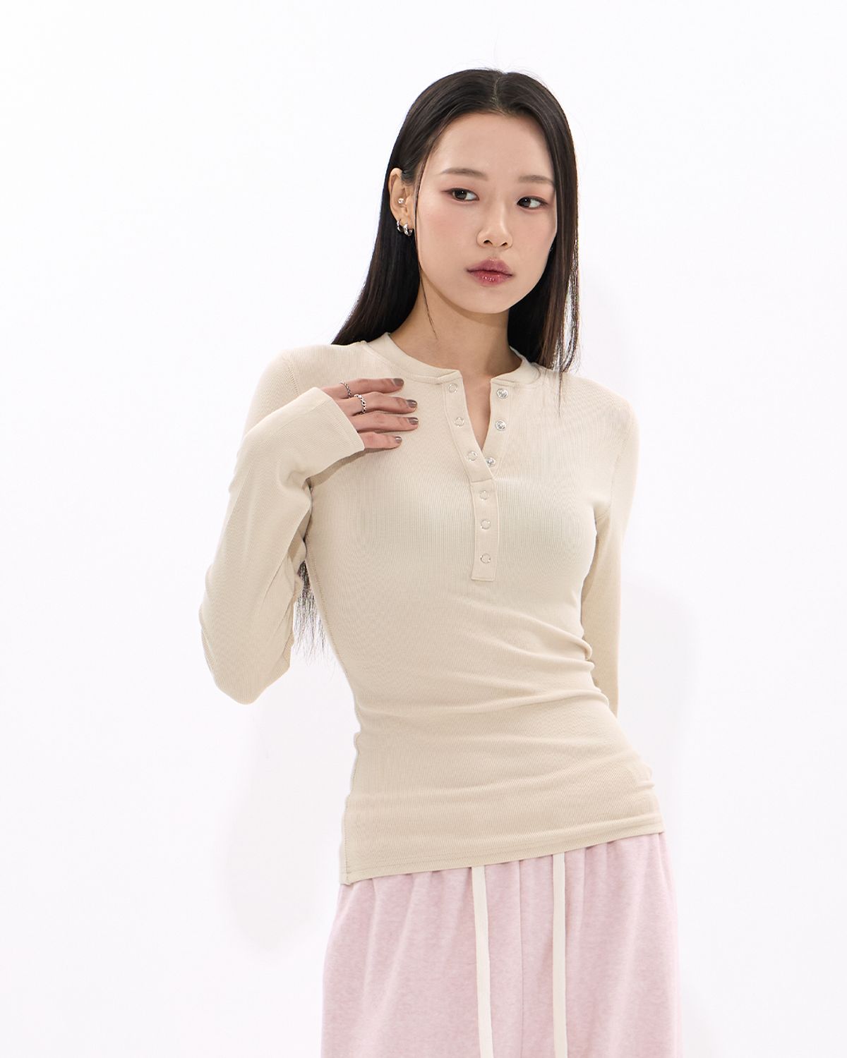 모아(MOAA) Linker snap Henley Tshirt (BLACK)