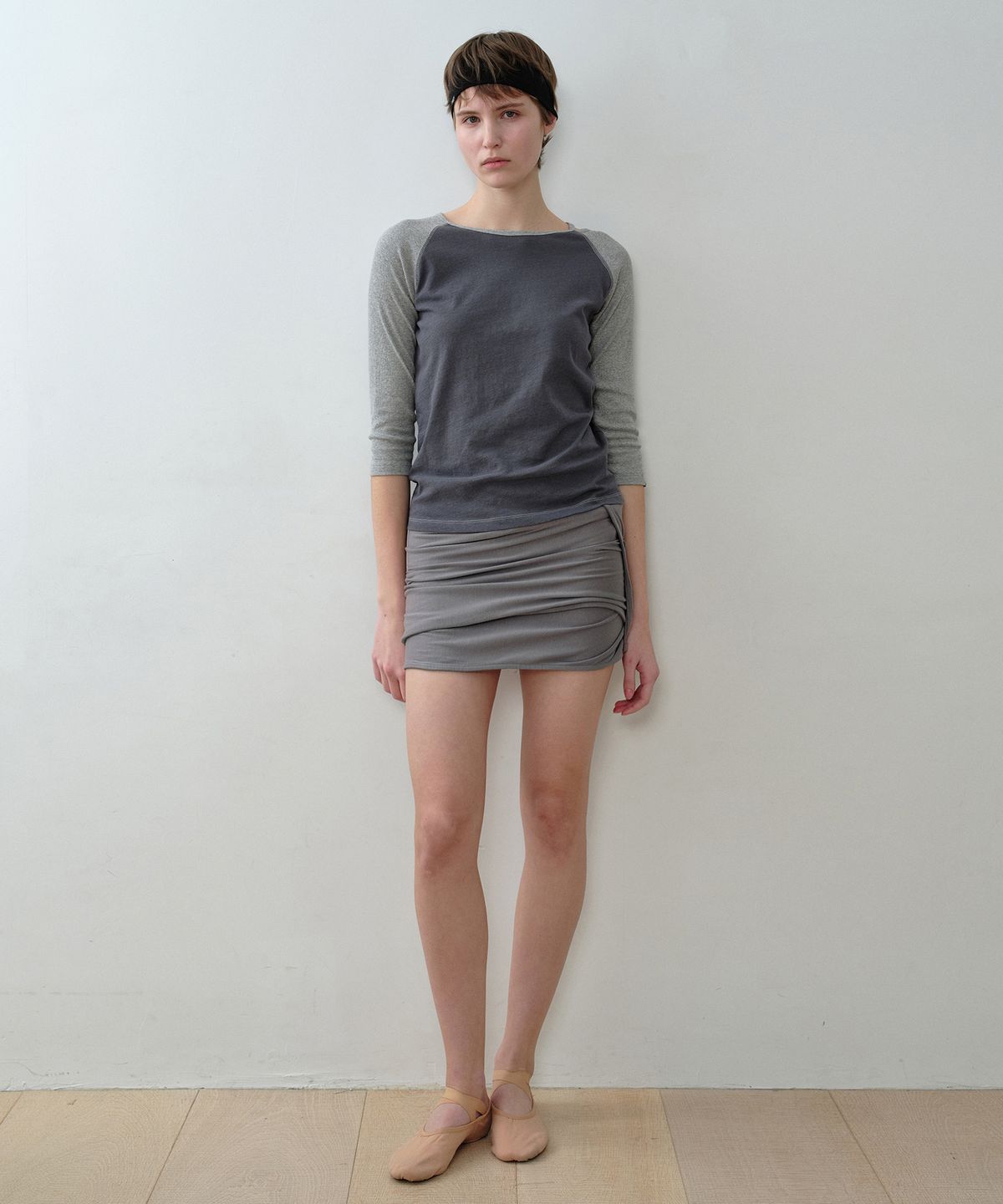 시메트릭 퍼센트(SYMMETRICPERCENT) Alba Raglan Slit T-shirt / Charcoal