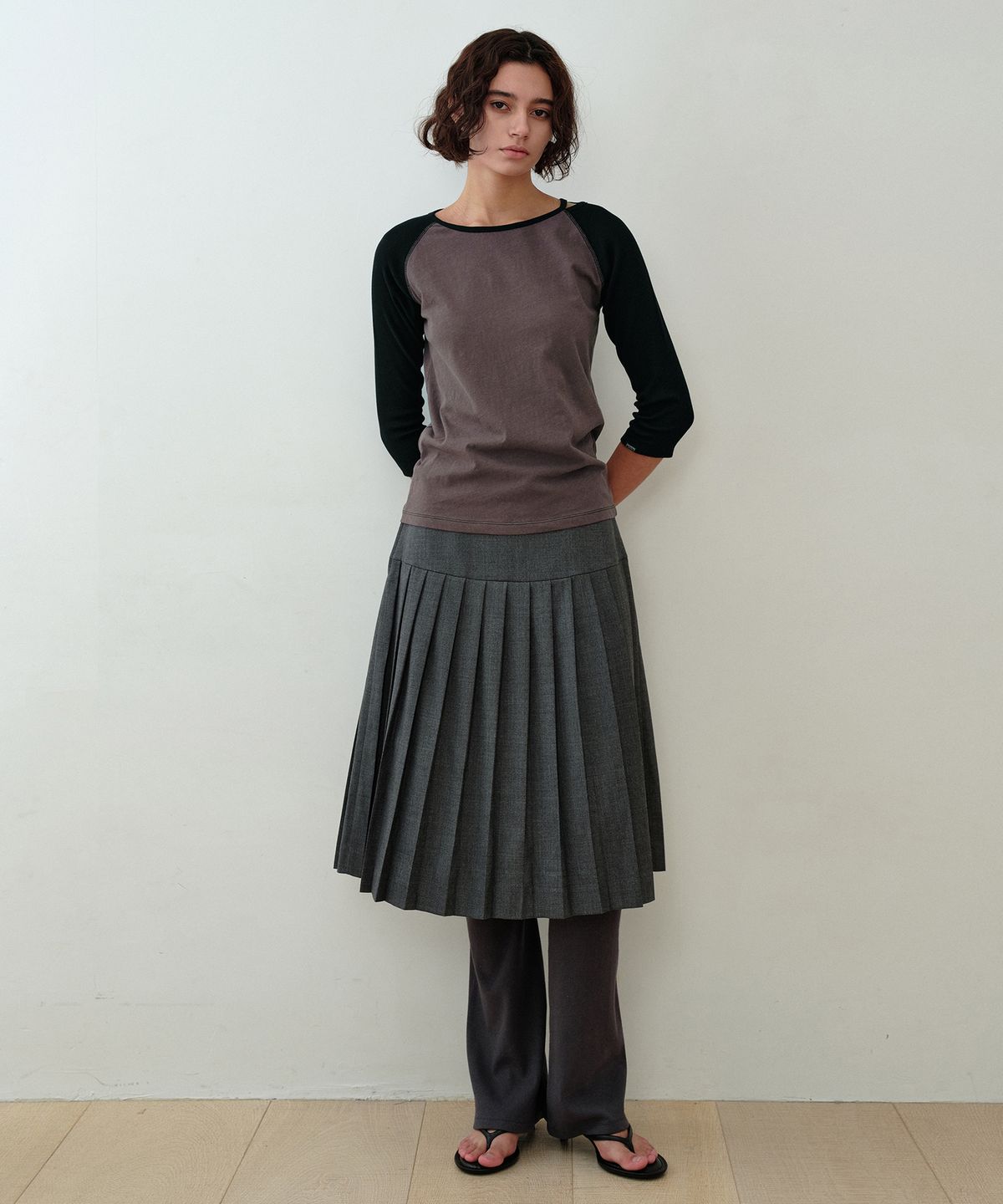 시메트릭 퍼센트(SYMMETRICPERCENT) Alba Raglan Slit T-shirt / Brown