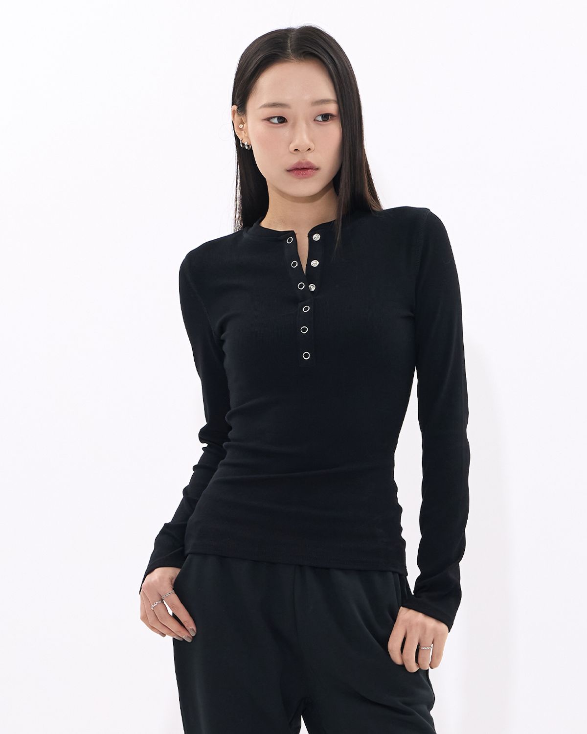 모아(MOAA) Linker snap Henley Tshirt (IVORY)