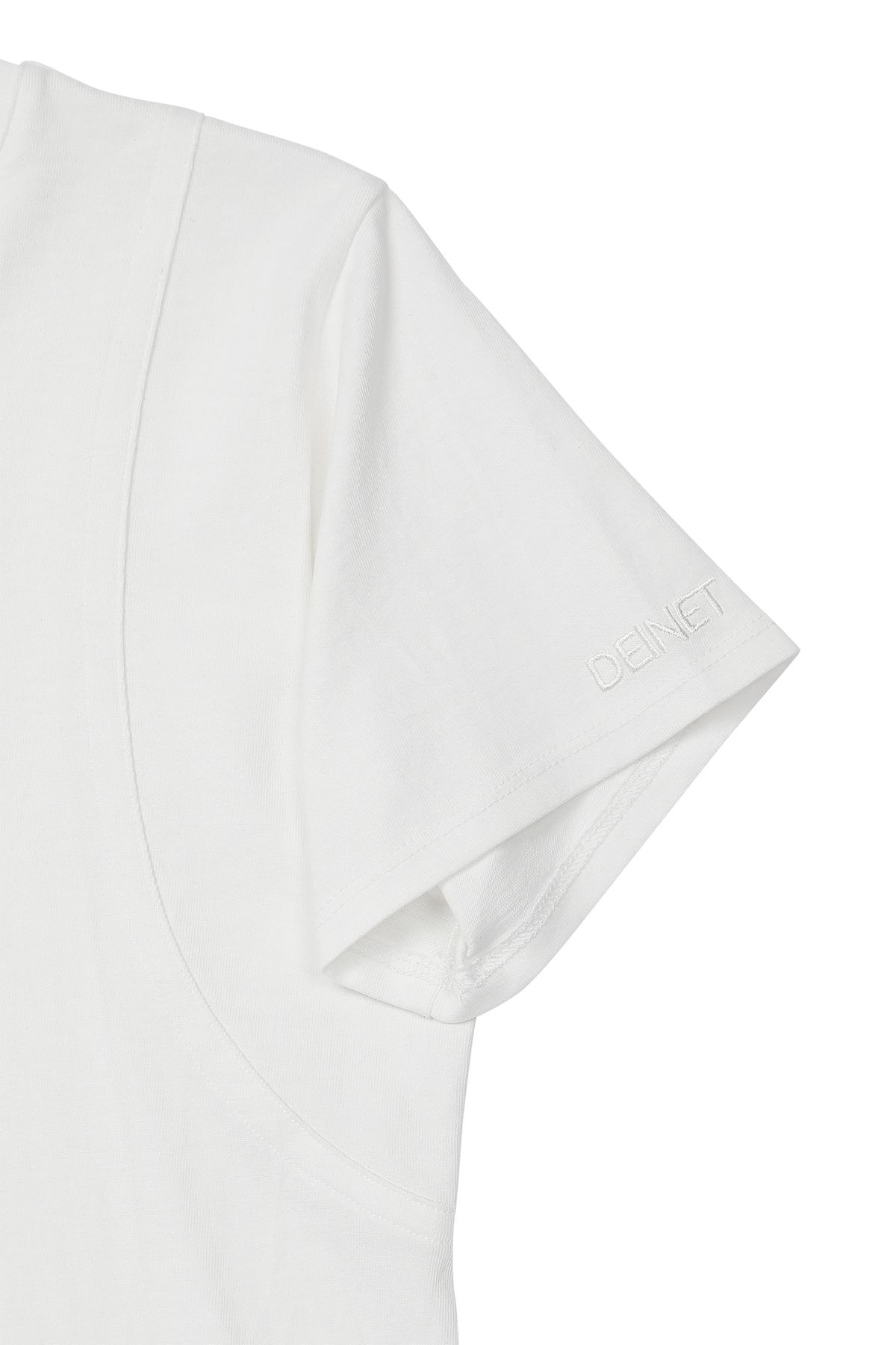 다이닛(DEINET) METAL DETAIL T-SHIRT IN WHITE