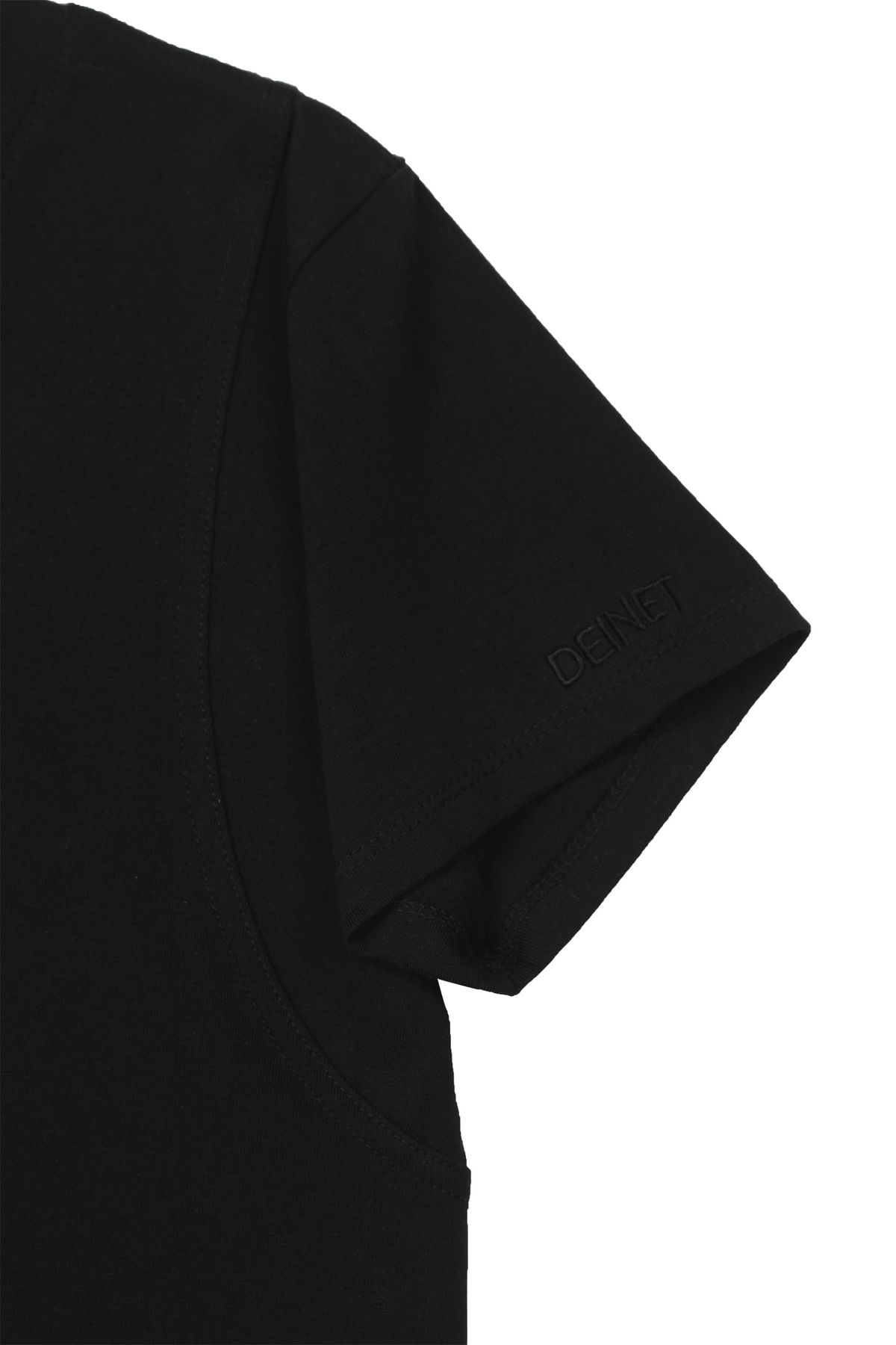 다이닛(DEINET) METAL DETAIL T-SHIRT IN BLACK