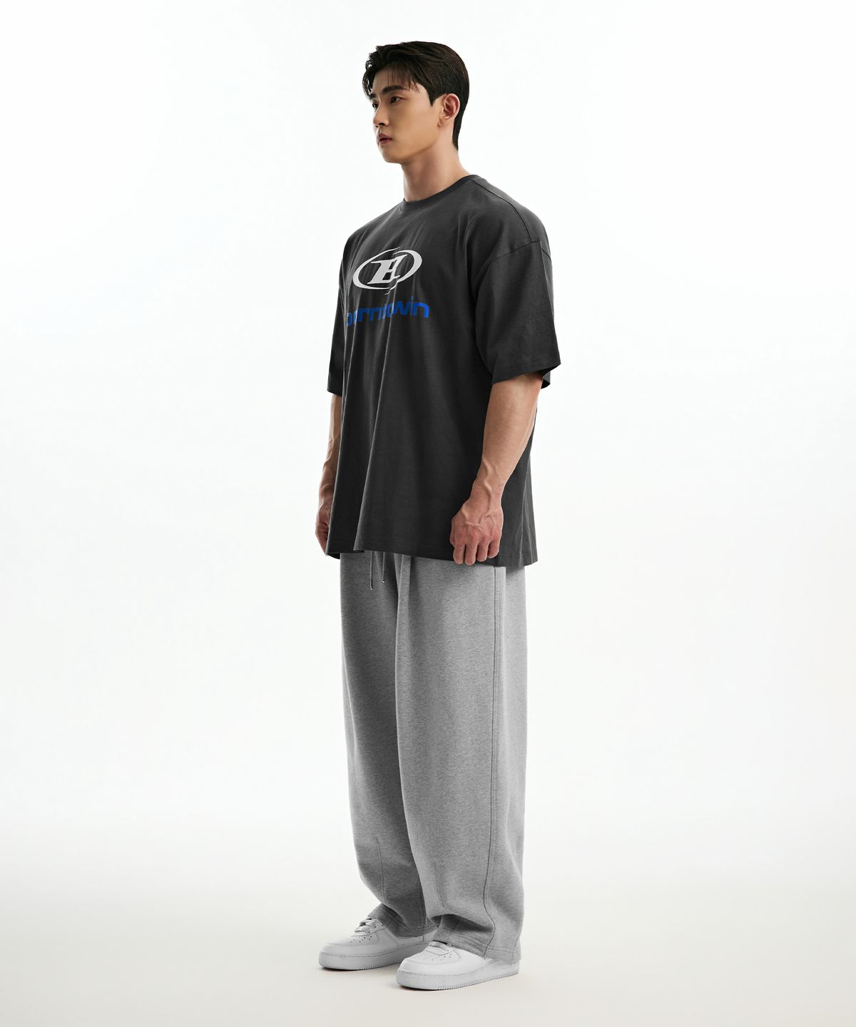 본투윈(BORN TO WIN) SYMBOL B LOGO T-SHIRTS [CHARCOAL]