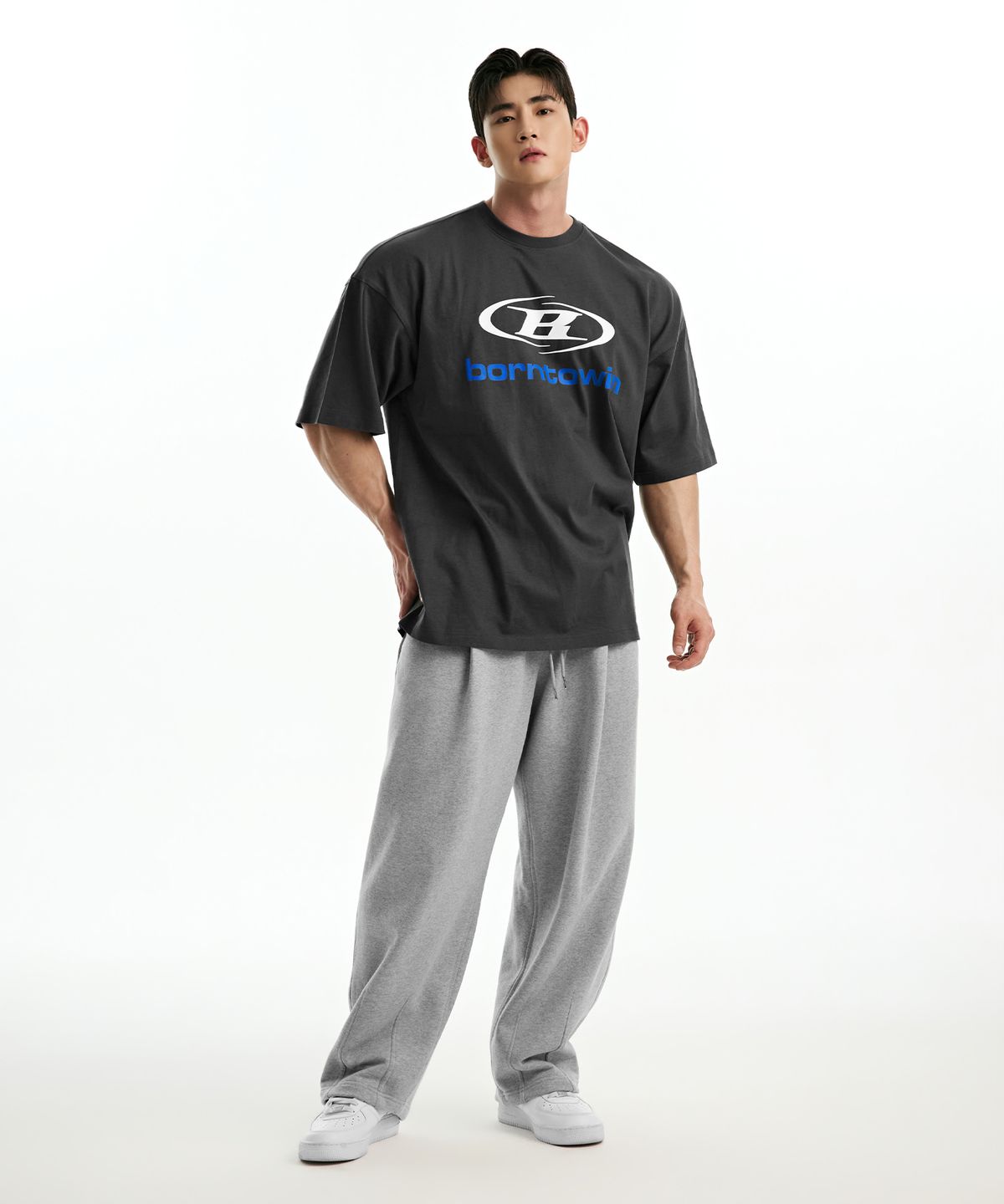 본투윈(BORN TO WIN) SYMBOL B LOGO T-SHIRTS [CHARCOAL]