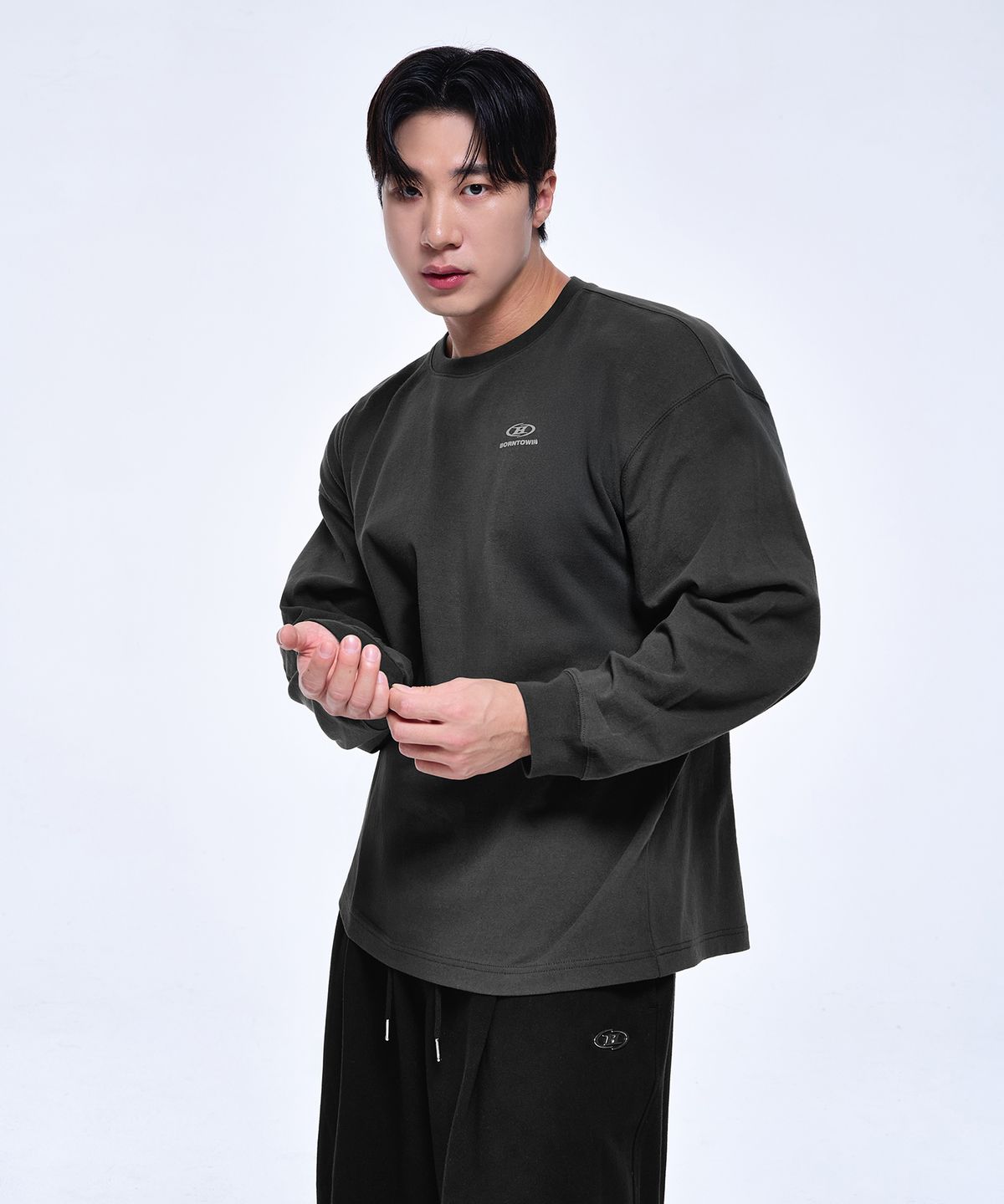 본투윈(BORN TO WIN) SILVER B LOGO OVER FIT LONG SLEEVE [CHARCOAL]