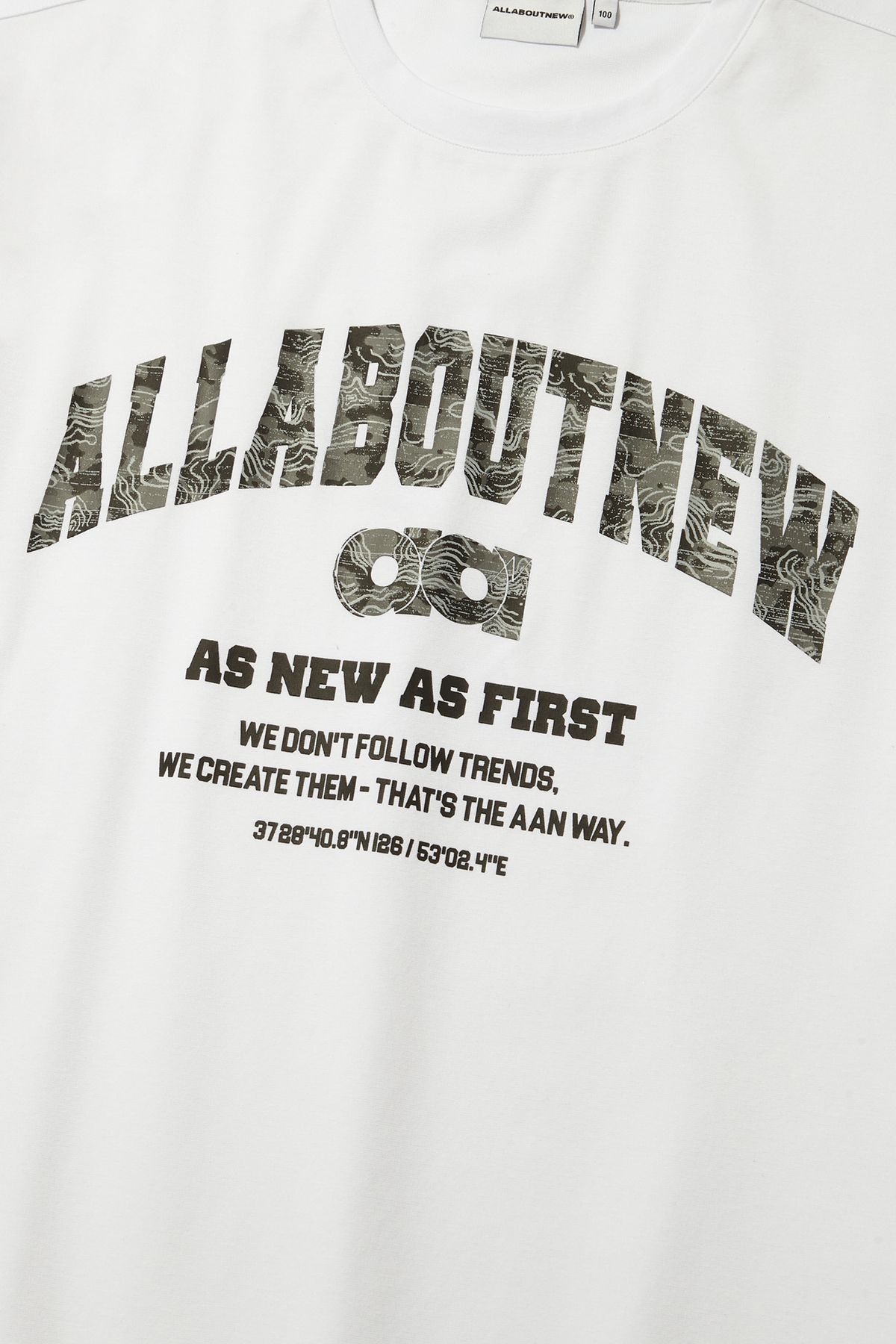 올어바웃뉴(ALL ABOUT NEW) 패턴 믹스 레터링 반팔 티셔츠 화이트 ANA2TM33AWH