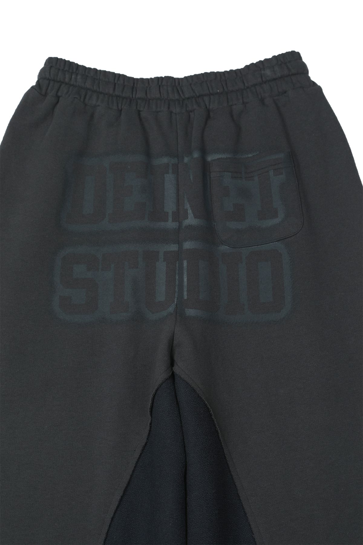 다이닛(DEINET) REVERSE CUT SWEATPANTS IN CHARCOAL