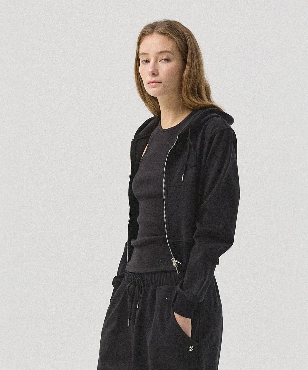 아흐레(AHRE) Aro Cropped Zip-Up Hoodie_BLACK