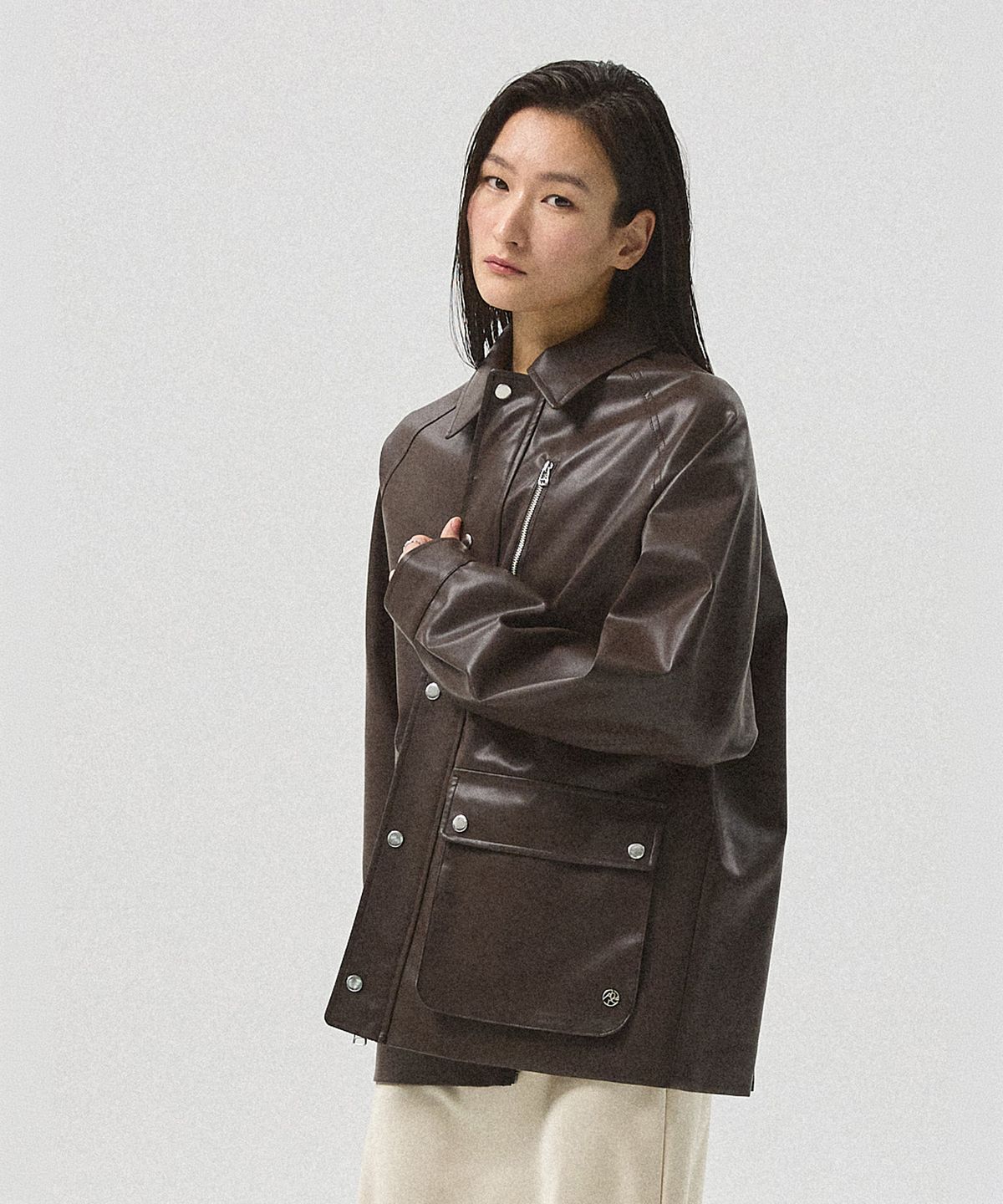 아흐레(AHRE) Varen Faux Leather Field Jacket_BROWN