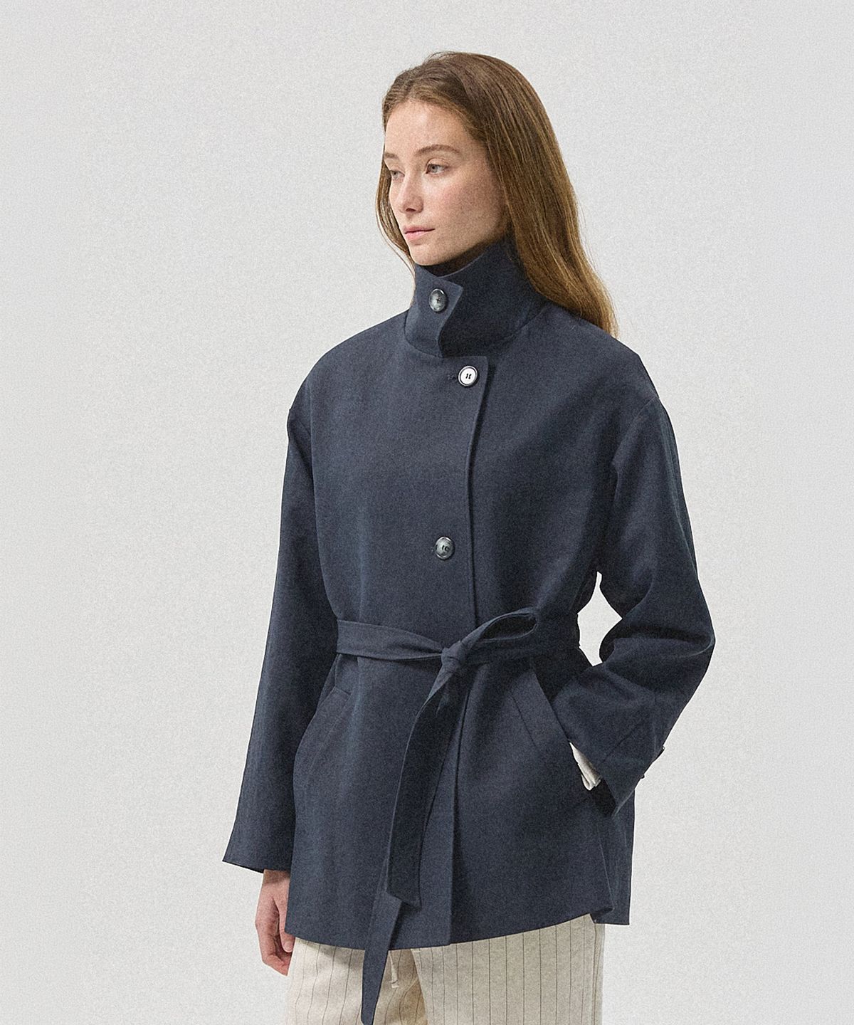 아흐레(AHRE) Arche Belted Half Trench Coat_NAVY