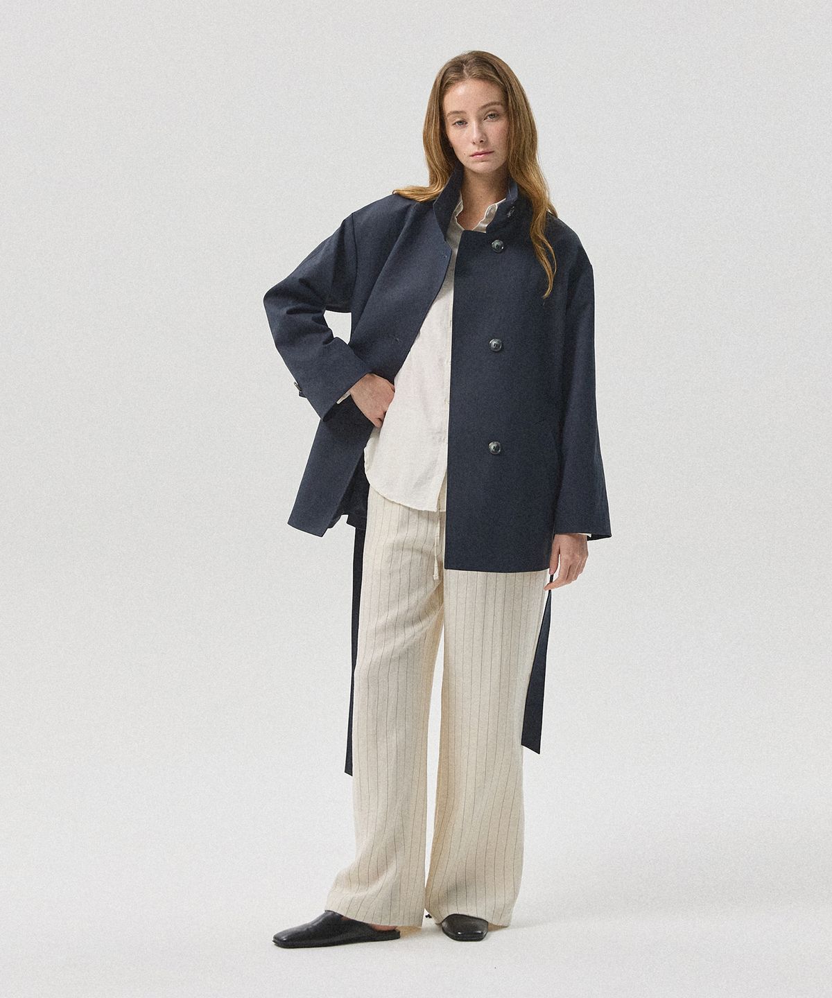아흐레(AHRE) Arche Belted Half Trench Coat_NAVY